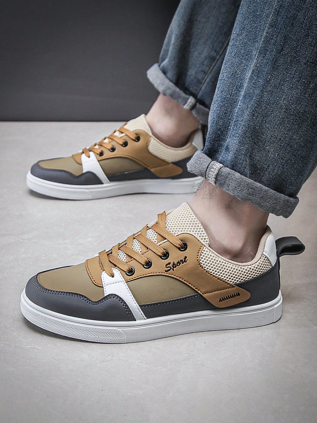 Tênis Masculino Casual Estilo Street com Recortes Modernos Tênis Masculino Casual Estilo Street com Recortes Modernos