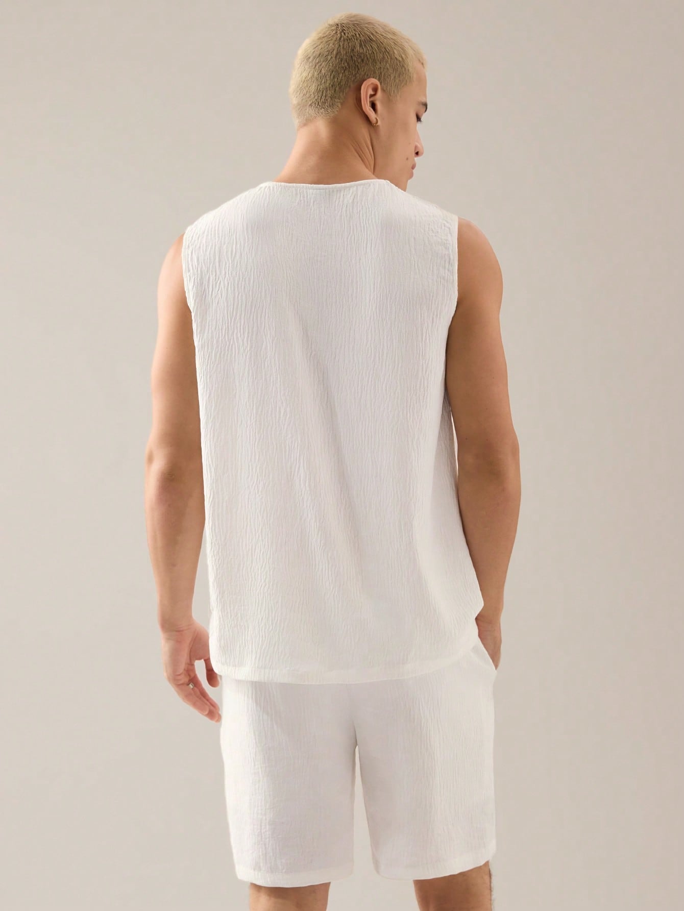 Conjunto Masculino Regata Solta Em Tecido E Shorts Cós Elástico Conjunto Masculino Regata Solta Em Tecido E Shorts Cós