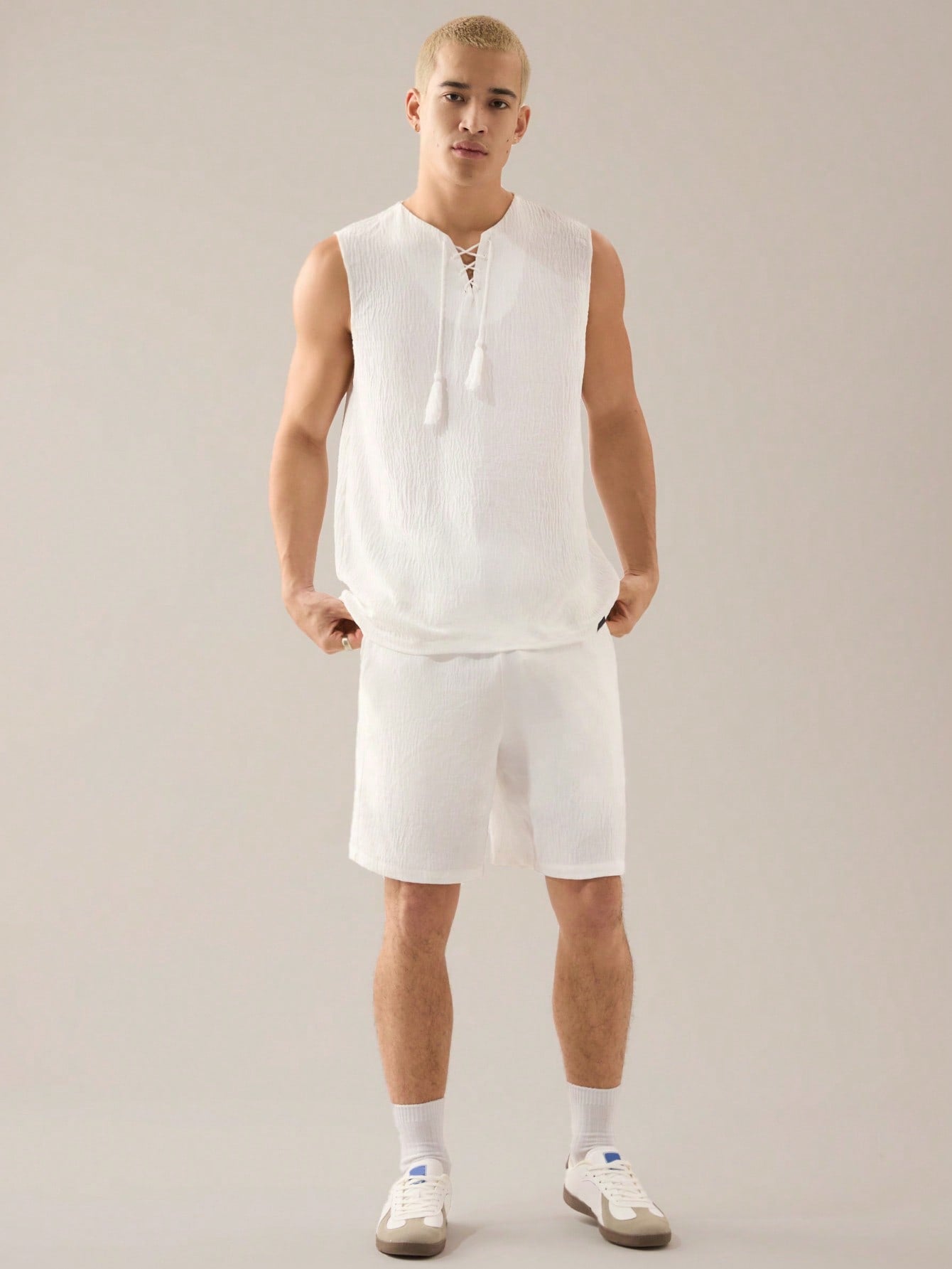 Conjunto Masculino Regata Solta Em Tecido E Shorts Cós Elástico Conjunto Masculino Regata Solta Em Tecido E Shorts Cós