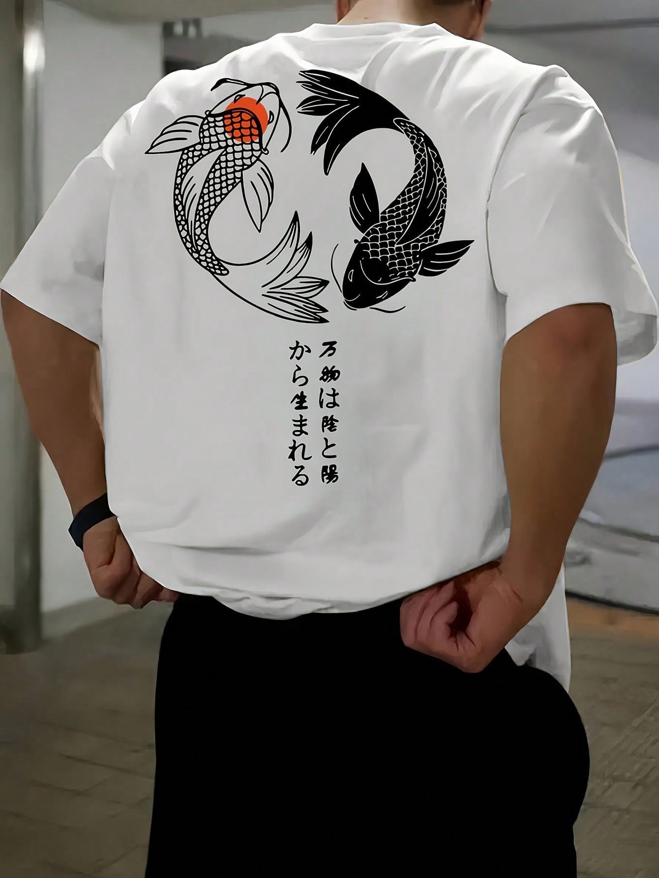 Camiseta Masculina Estampa Peixes Koi Escrita Japonesa Branco / PP Camiseta Masculina Estampa Peixes Koi Escrita