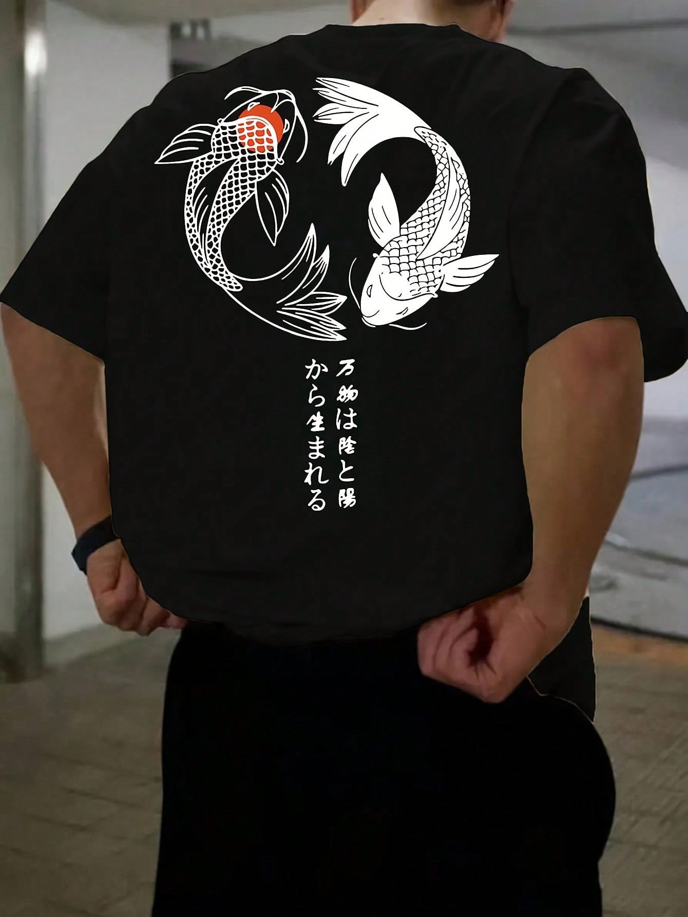 Camiseta Masculina Estampa Peixes Koi Escrita Japonesa Preto / PP Camiseta Masculina Estampa Peixes Koi Escrita Japonesa