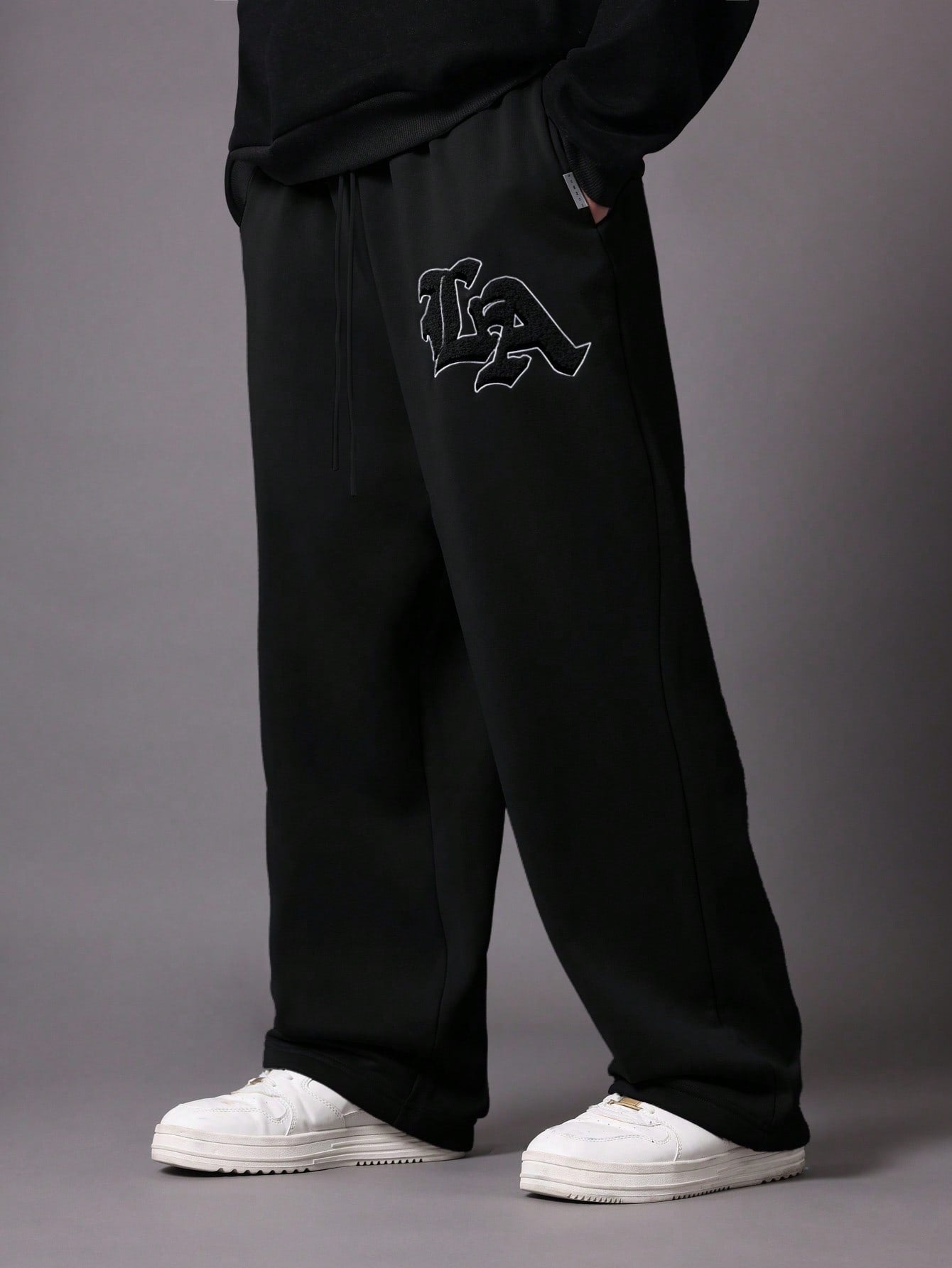 Calça Masculina Wide Leg Com Bordado Estilizado E Cós Ajustável Preto / PP Calça Masculina Wide Leg Com Bordado