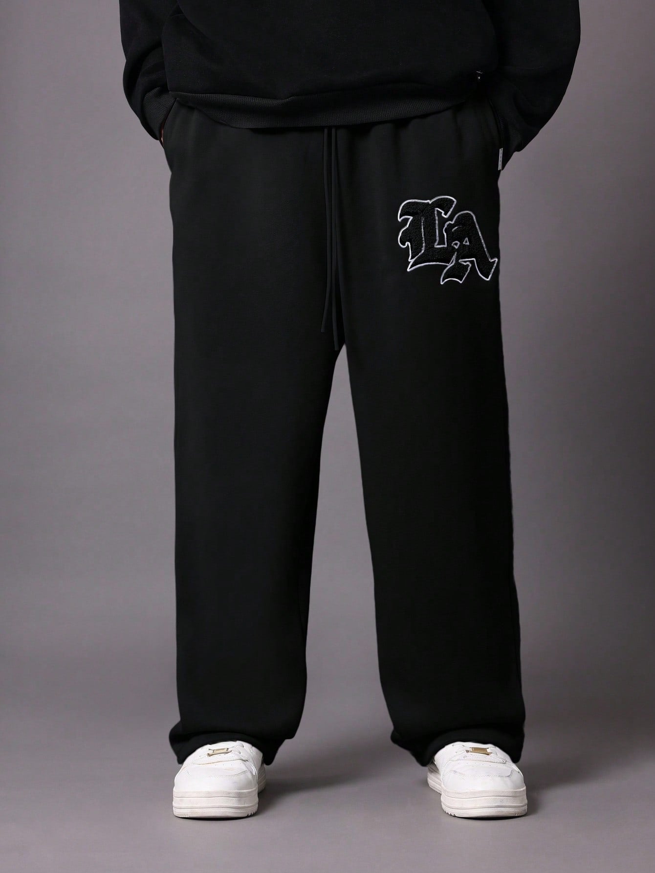 Calça Masculina Wide Leg Com Bordado Estilizado E Cós Ajustável Calça Masculina Wide Leg Com Bordado Estilizado E Cós