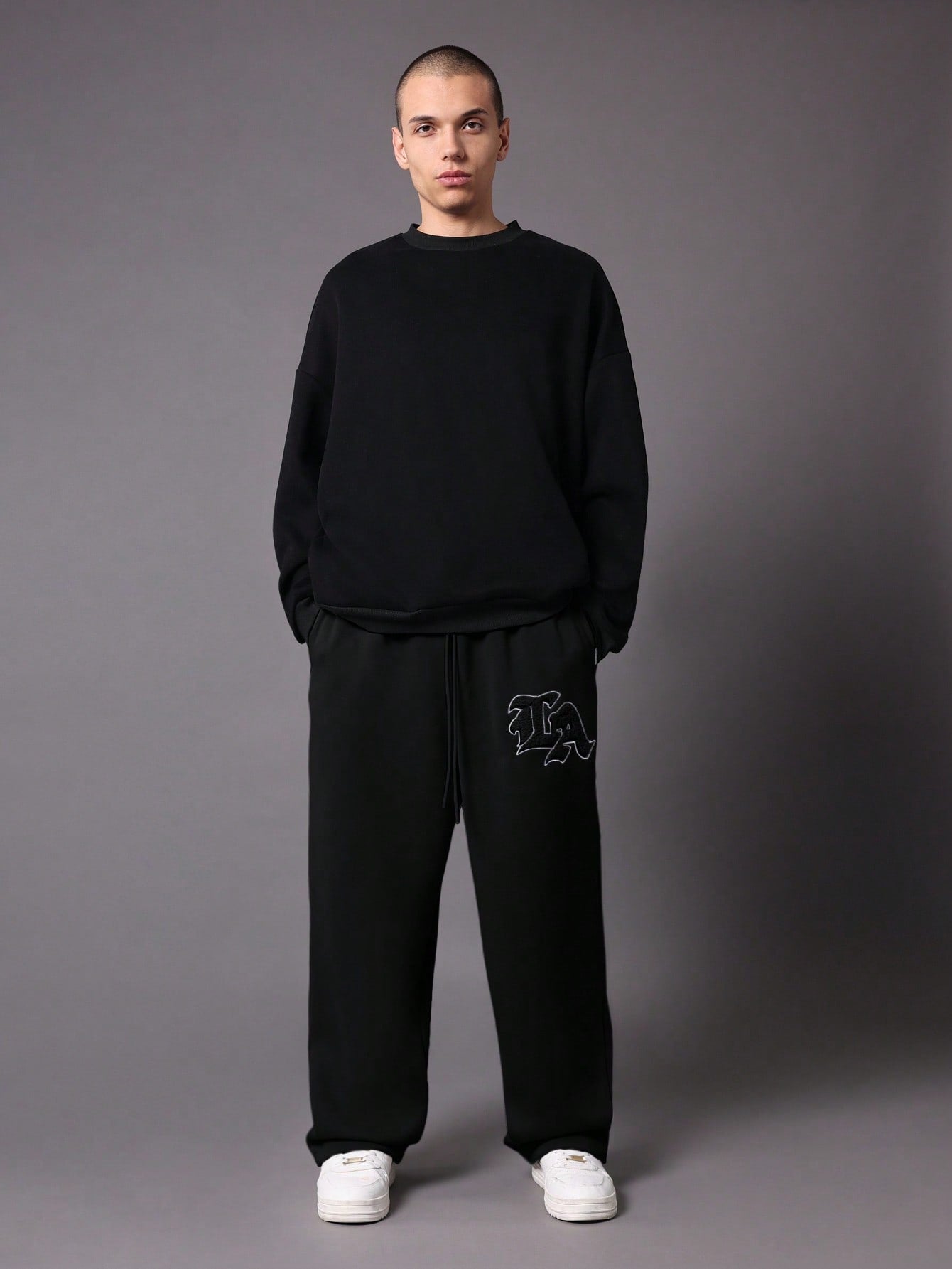 Calça Masculina Wide Leg Com Bordado Estilizado E Cós Ajustável Calça Masculina Wide Leg Com Bordado Estilizado E Cós