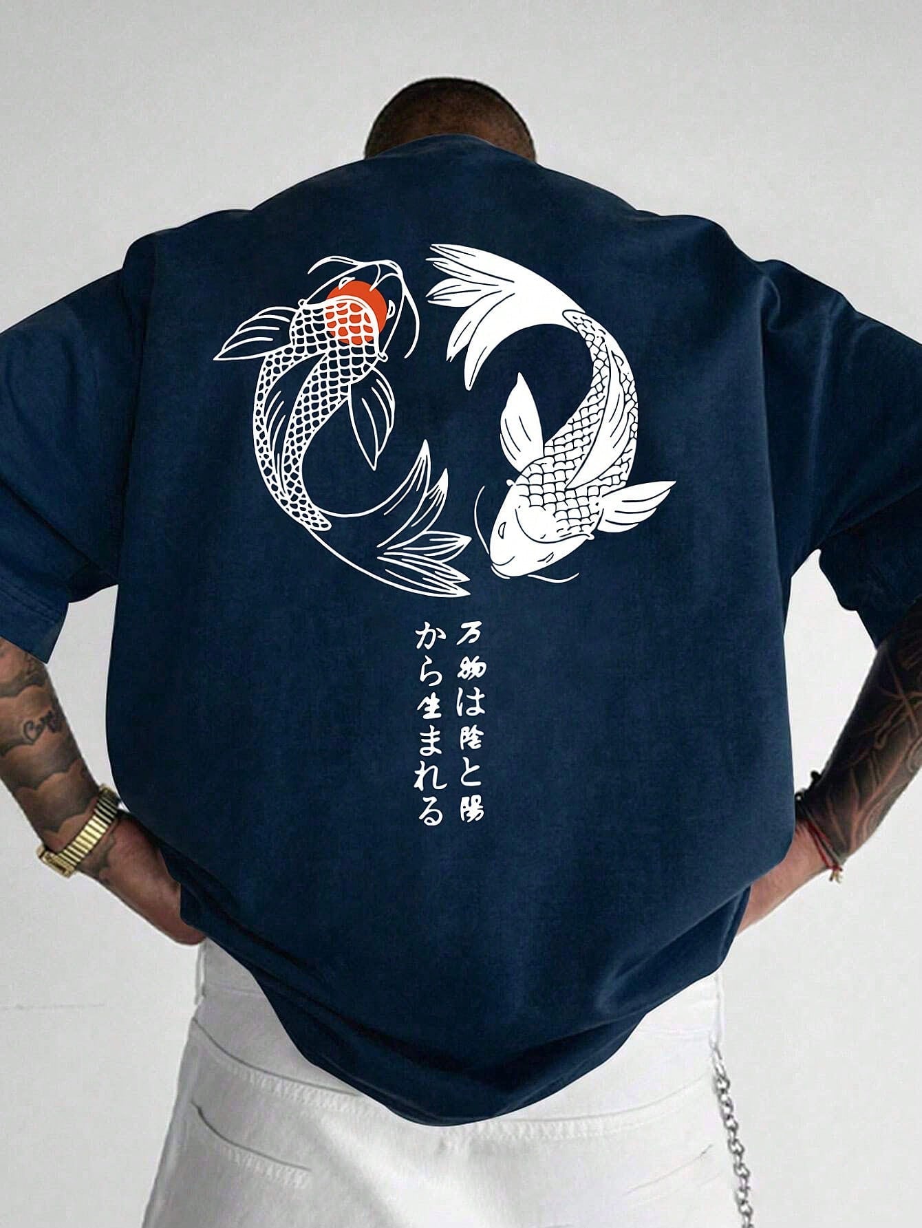 Camiseta Masculina Estampa Peixes Koi Escrita Japonesa Azul Marinho / PP Camiseta Masculina Estampa Peixes Koi Escrita