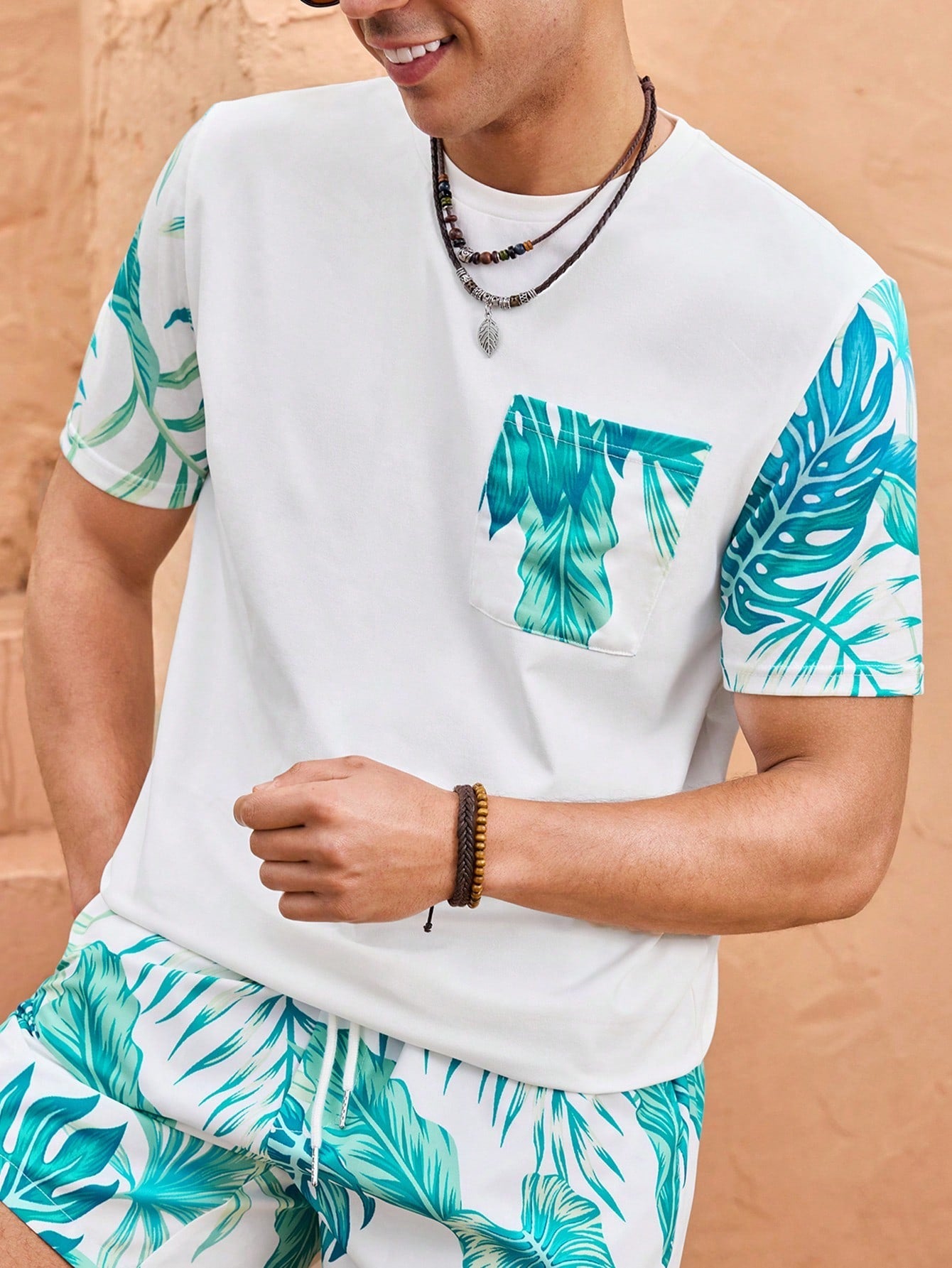 Camiseta Masculina Estampa Tropical Bolso Destacado Branco / PP Camiseta Masculina Estampa Tropical Bolso Destacado