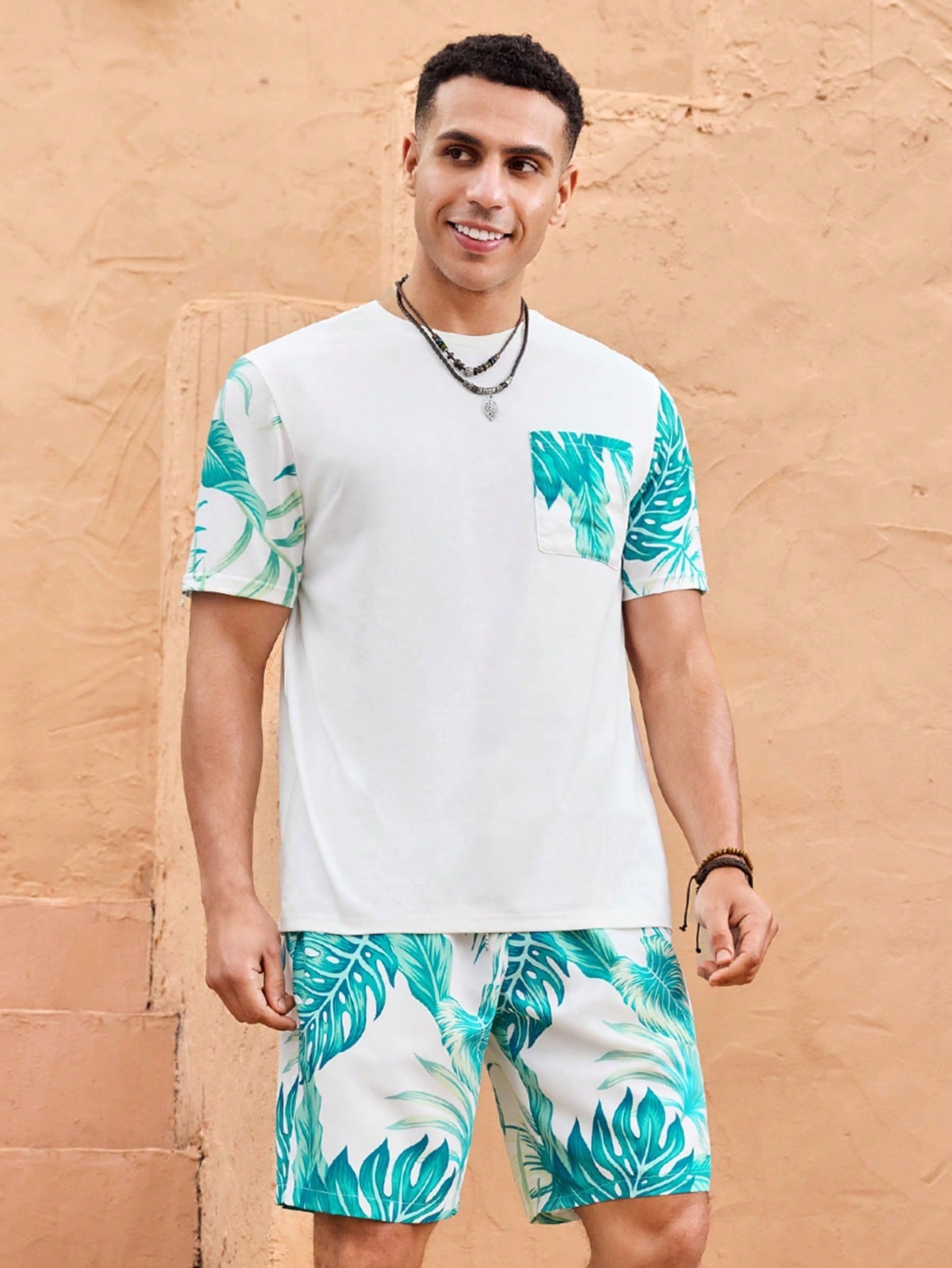 Camiseta Masculina Estampa Tropical Bolso Destacado Camiseta Masculina Estampa Tropical Bolso Destacado