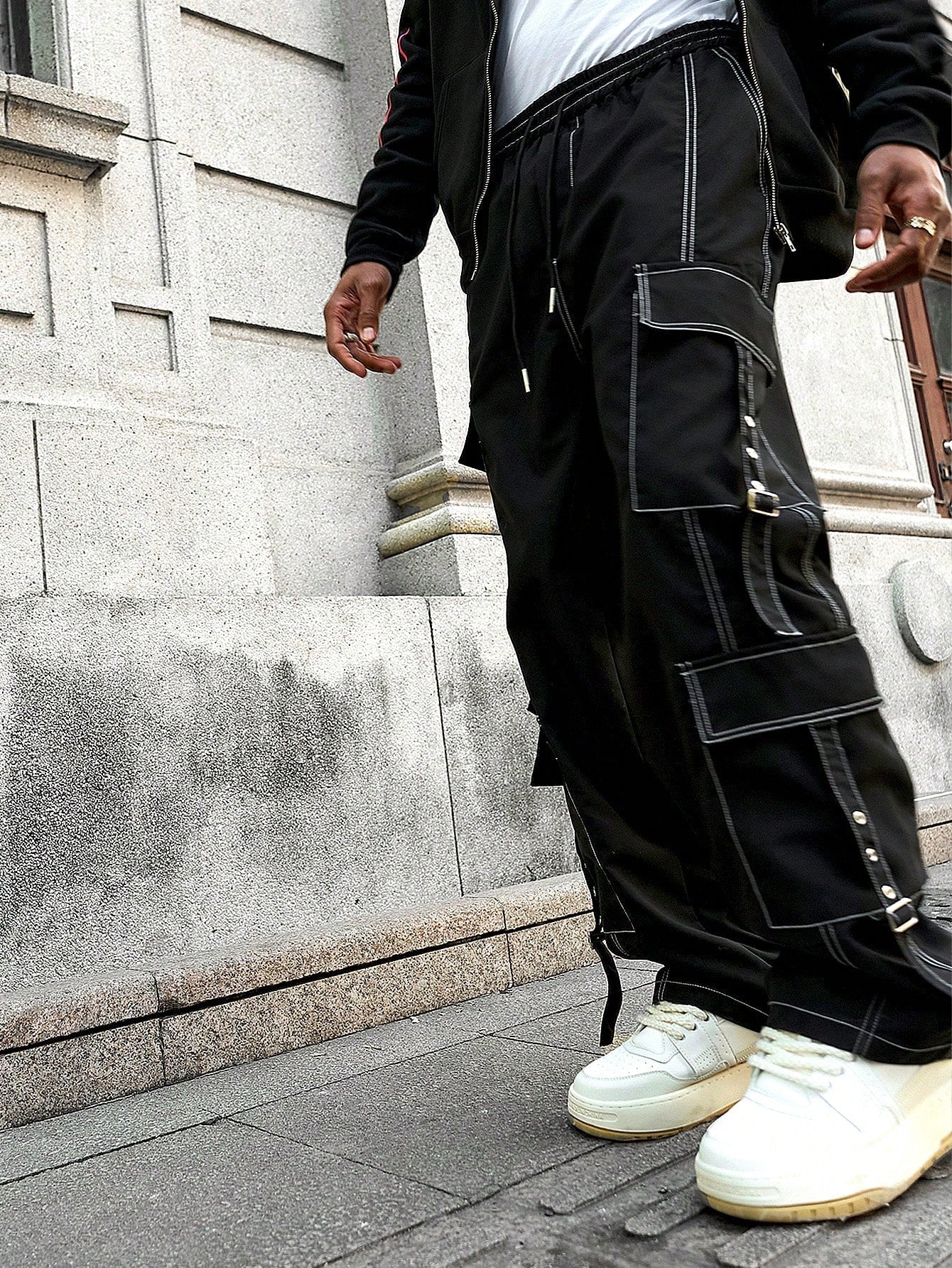 Calça Masculina Cargo Com Fivelas E Costura Contrastante Calça Masculina Cargo Com Fivelas E Costura Contrastante