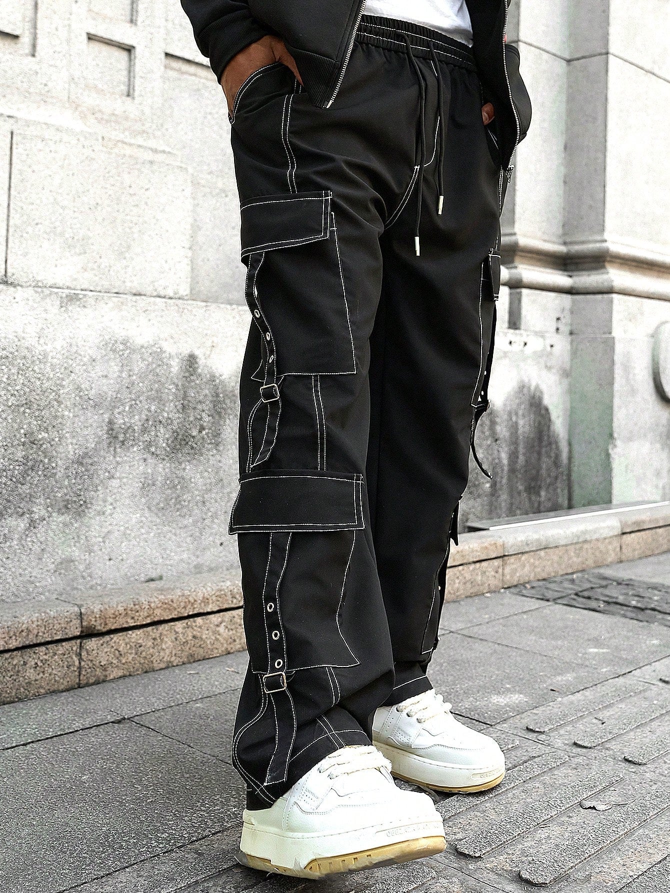 Calça Masculina Cargo Com Fivelas E Costura Contrastante Calça Masculina Cargo Com Fivelas E Costura Contrastante