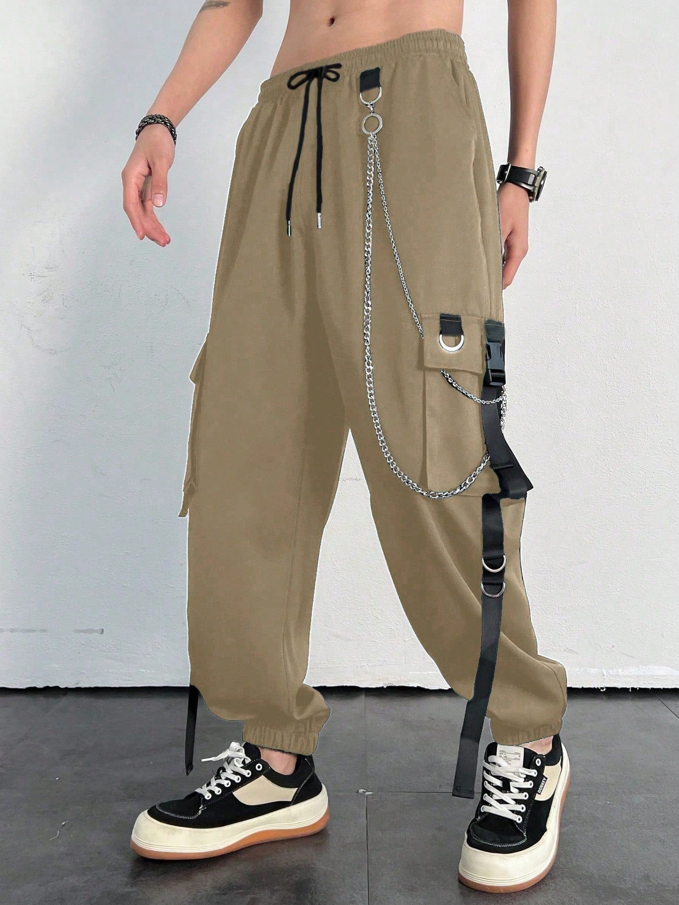 Calça Masculina Cargo Com Corrente Decorativa Bolsos Sobrepostos Calça Masculina Cargo Com Corrente Decorativa Bolsos