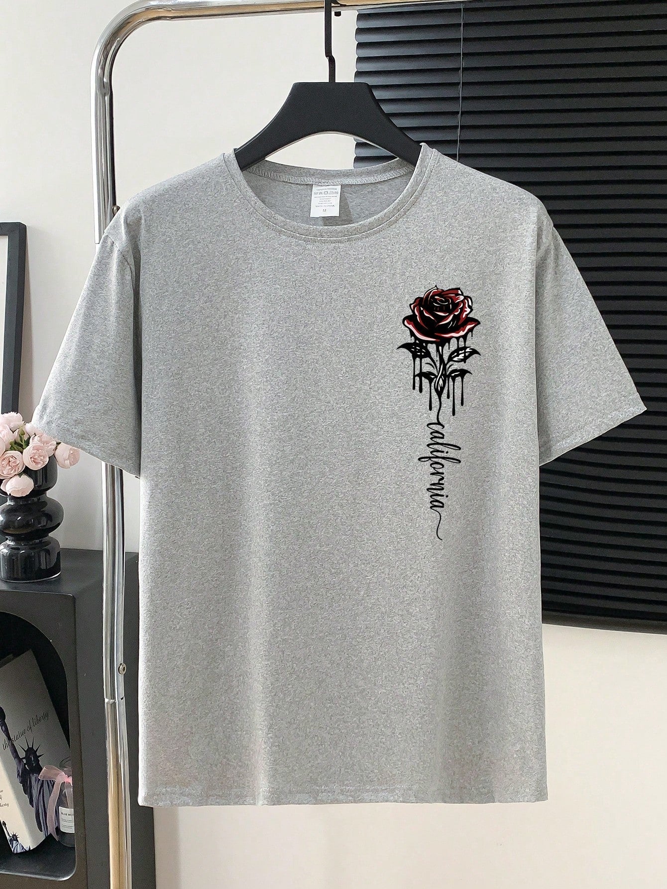 Camiseta Masculina Estampa De Rosa Escrita California Cinza / PP Camiseta Masculina Estampa De Rosa Escrita California