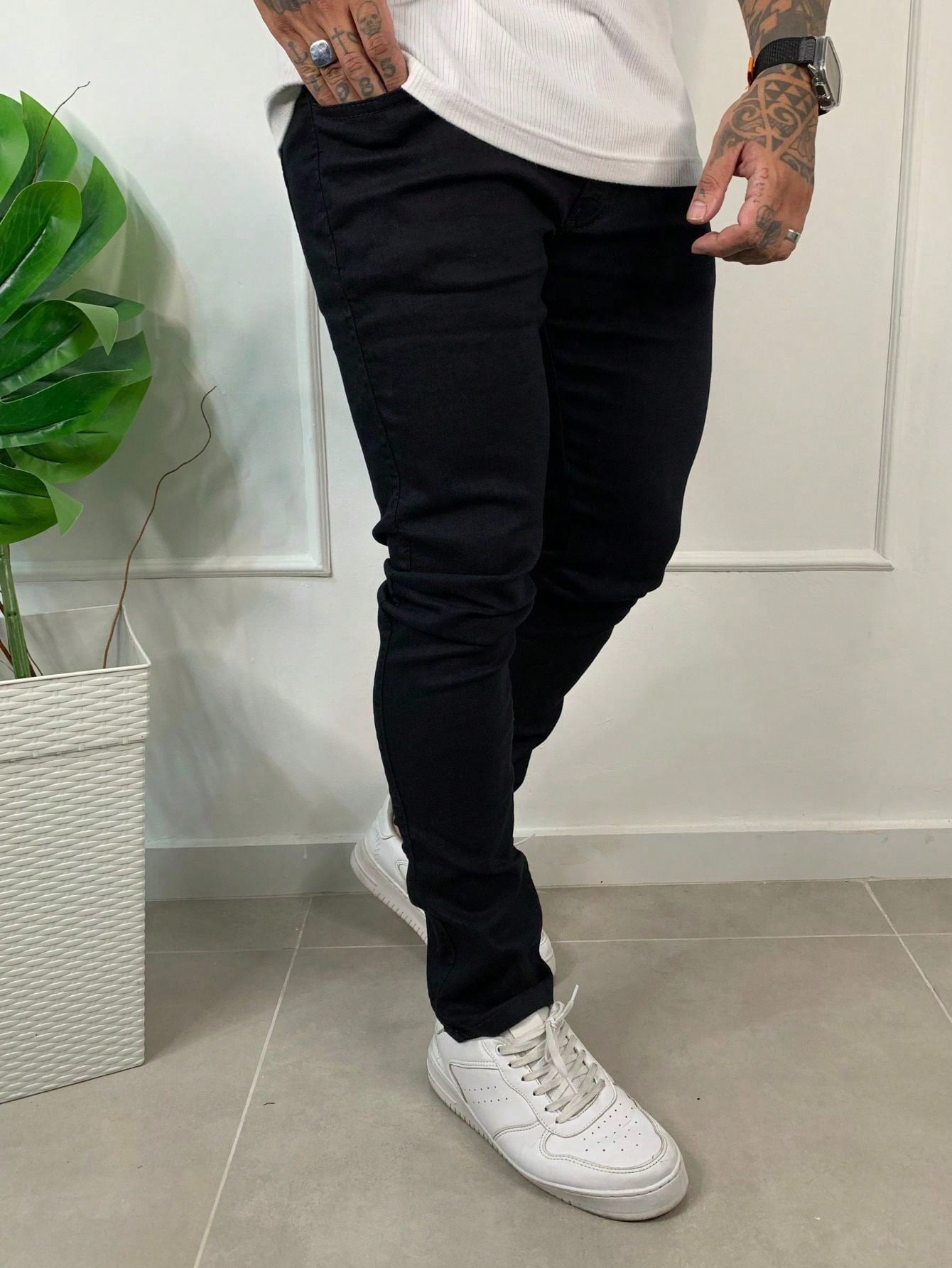 Calça Masculina Social Slim Fit Em Jeans Com Corte Ajustado Calça Masculina Social Slim Fit Em Jeans Com Corte Ajustado