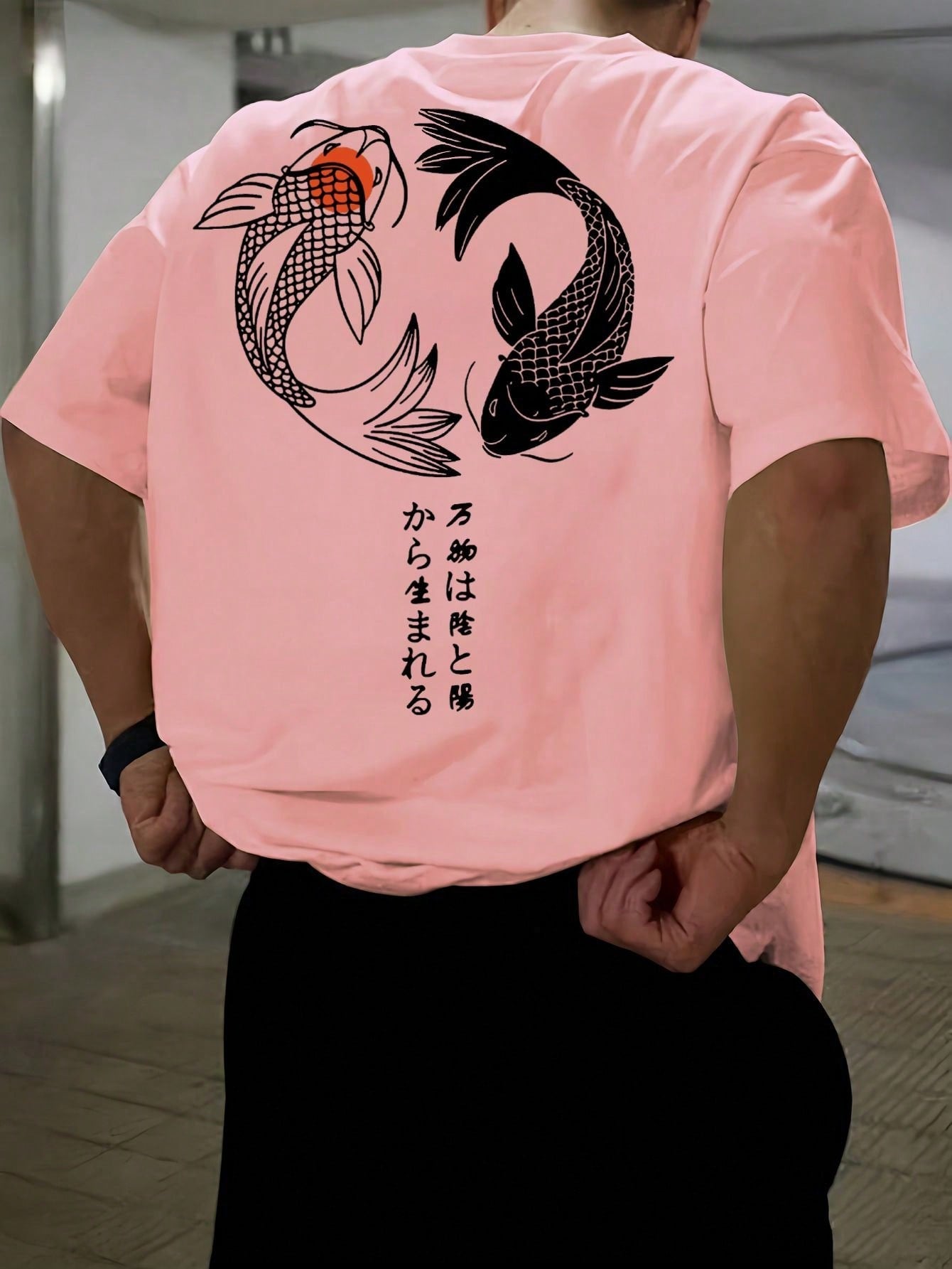 Camiseta Masculina Estampa Peixes Koi Escrita Japonesa Rosa / PP Camiseta Masculina Estampa Peixes Koi Escrita Japonesa