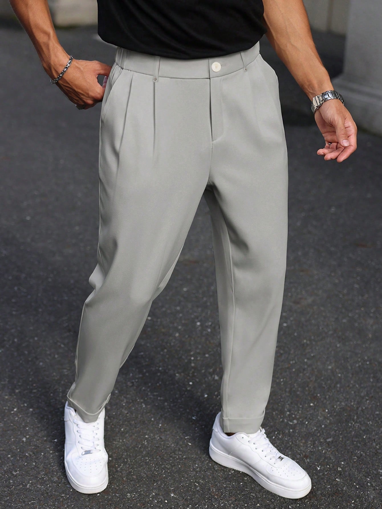 Calça Masculina Alfaiataria Com Pregas Frontais E Cinto Integrado Cinza Claro / PP Calça Masculina Alfaiataria Com