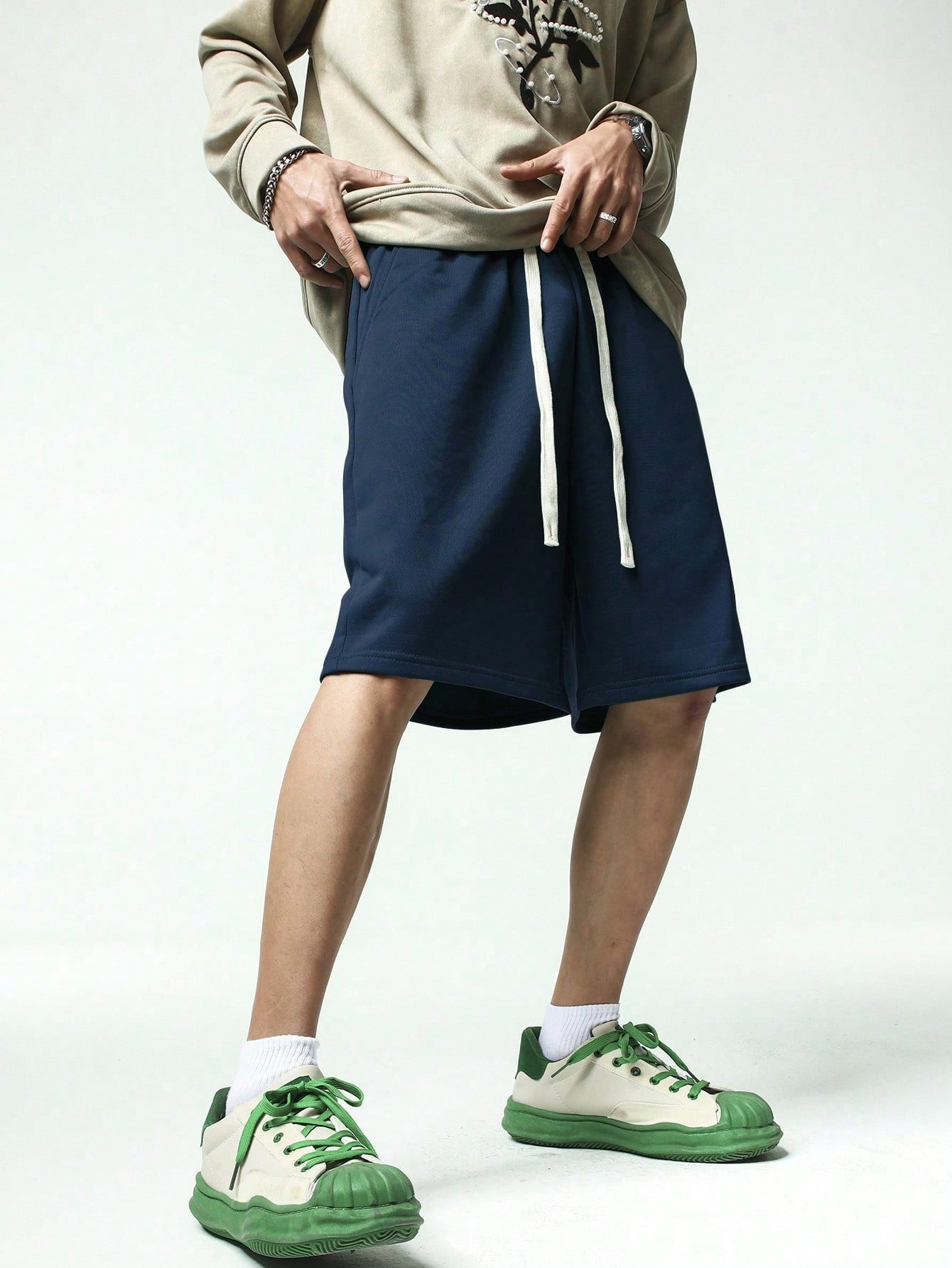 Shorts Masculino Oversized Detalhes Bordados E Cintura Ajustável Shorts Masculino Oversized Detalhes Bordados E Cintura