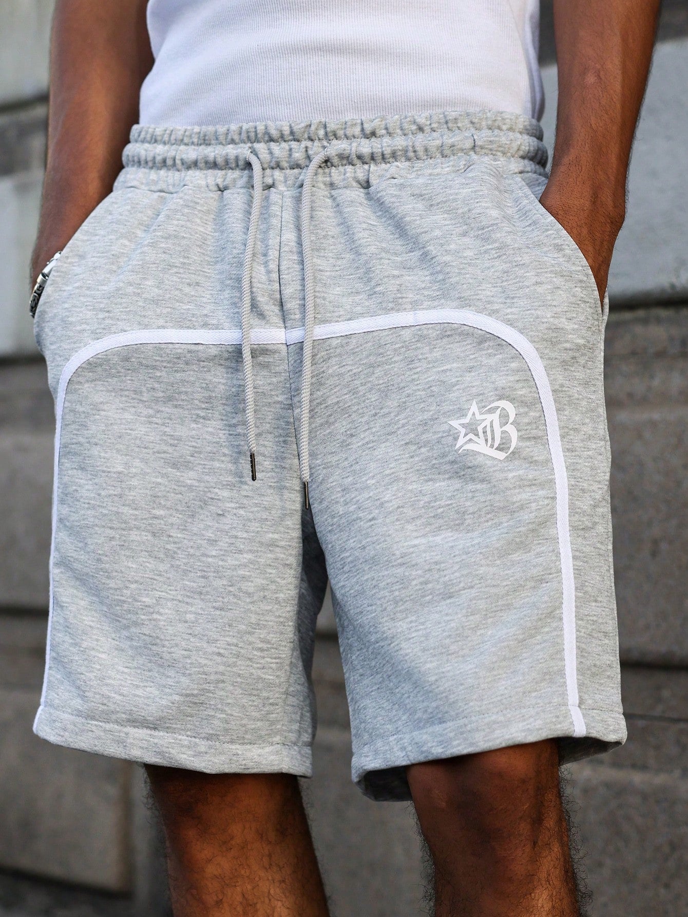 Bermuda Masculina Moletom Detalhes Contrastantes E Cós Ajustável Cinza / PP Bermuda Masculina Moletom Detalhes