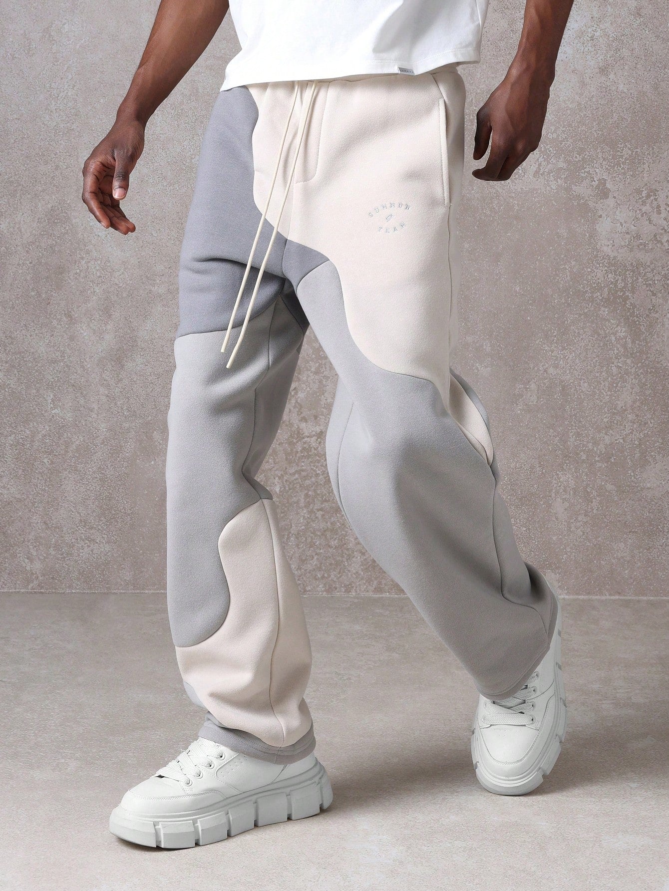 Calça Masculina Jogger Com Recortes Esportivos Urbanos Calça Masculina Jogger Com Recortes Esportivos Urbanos