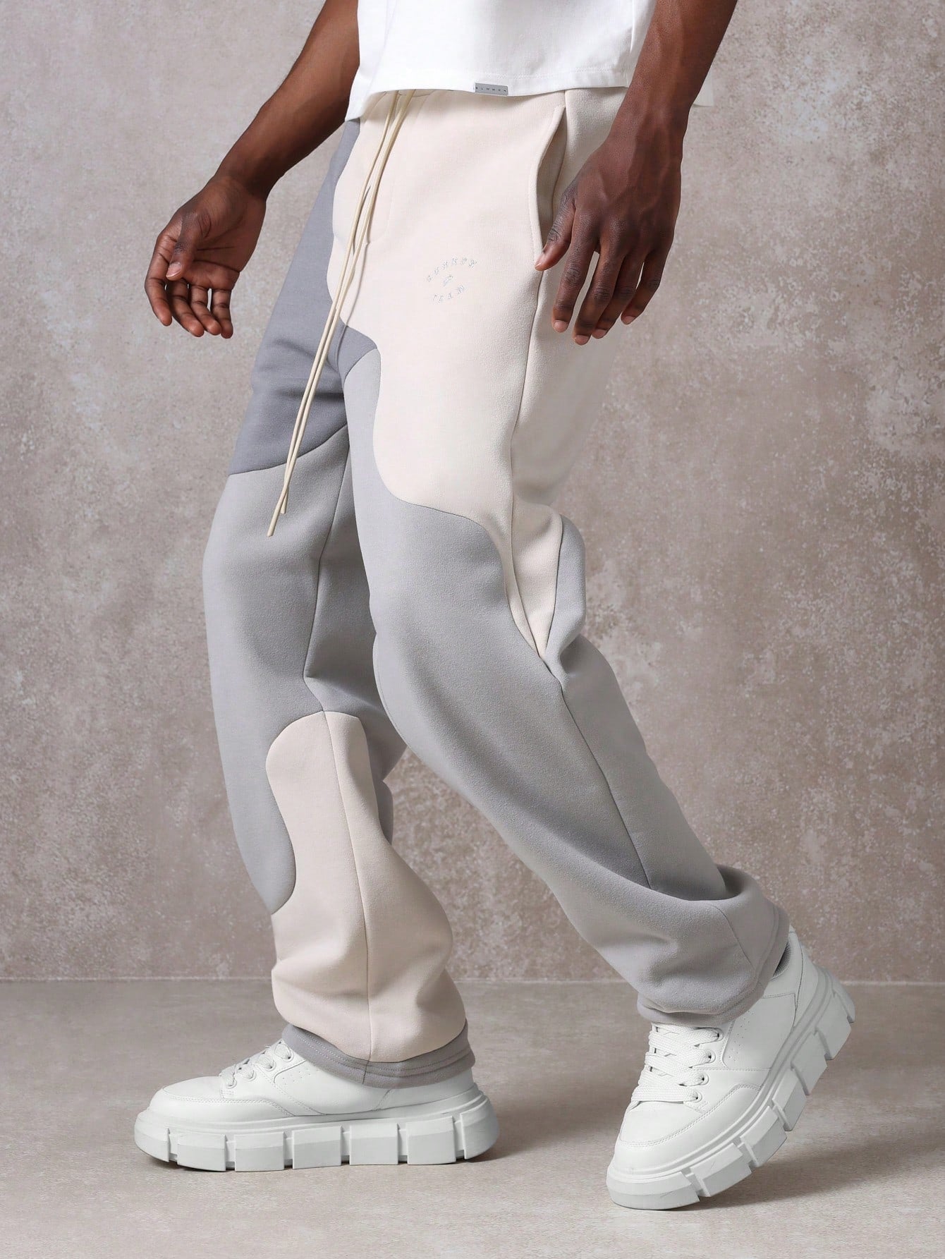 Calça Masculina Jogger Com Recortes Esportivos Urbanos Calça Masculina Jogger Com Recortes Esportivos Urbanos