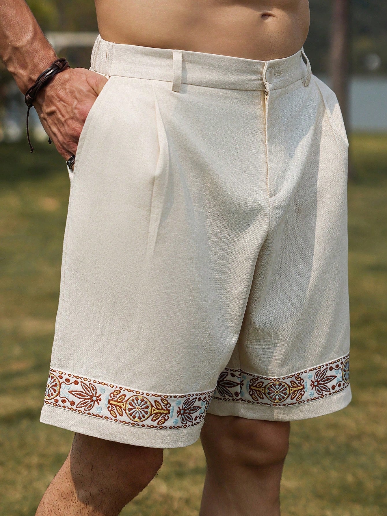 Bermuda Masculina Com Barra Bordada E Estilo Sofisticado Bermuda Masculina Com Barra Bordada E Estilo Sofisticado