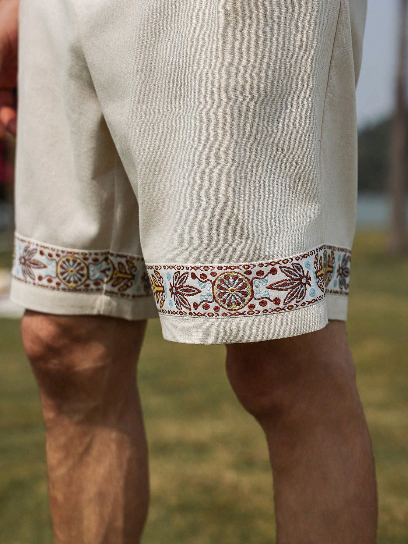 Bermuda Masculina Com Barra Bordada E Estilo Sofisticado Bermuda Masculina Com Barra Bordada E Estilo Sofisticado