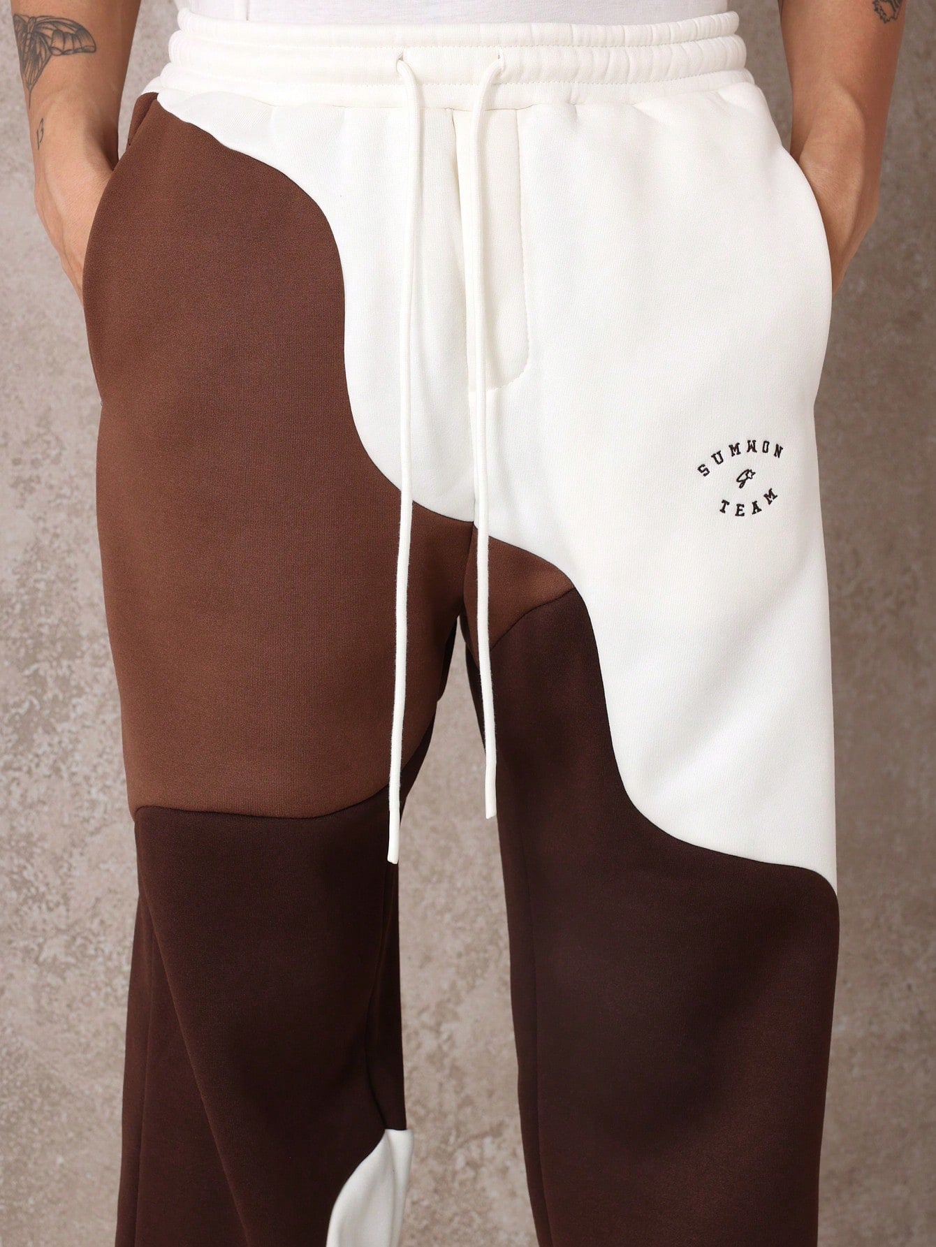 Calça Masculina Jogger Com Recortes Esportivos Urbanos Calça Masculina Jogger Com Recortes Esportivos Urbanos