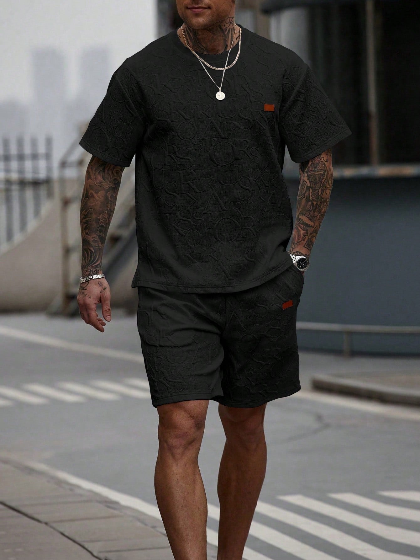 Conjunto Masculino Camiseta Lettering Relevo E Shorts Ajustáveis Conjunto Masculino Camiseta Lettering Relevo E Shorts