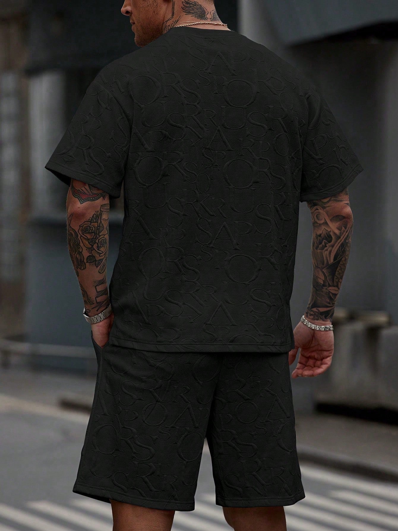 Conjunto Masculino Camiseta Lettering Relevo E Shorts Ajustáveis Conjunto Masculino Camiseta Lettering Relevo E Shorts