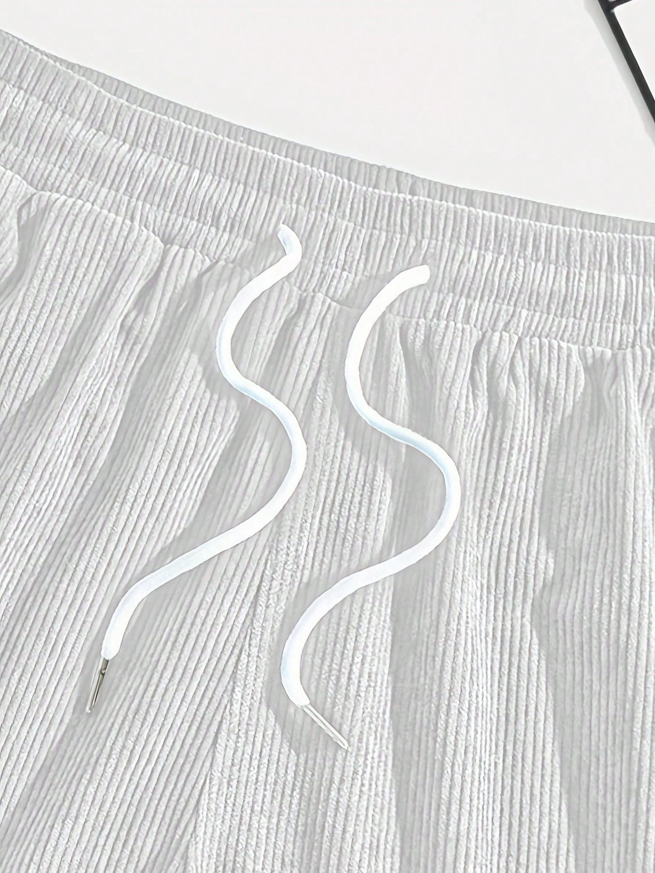 Shorts Masculino Em Veludo Cotelê Com Detalhes Contrastantes Shorts Masculino Em Veludo Cotelê Com Detalhes