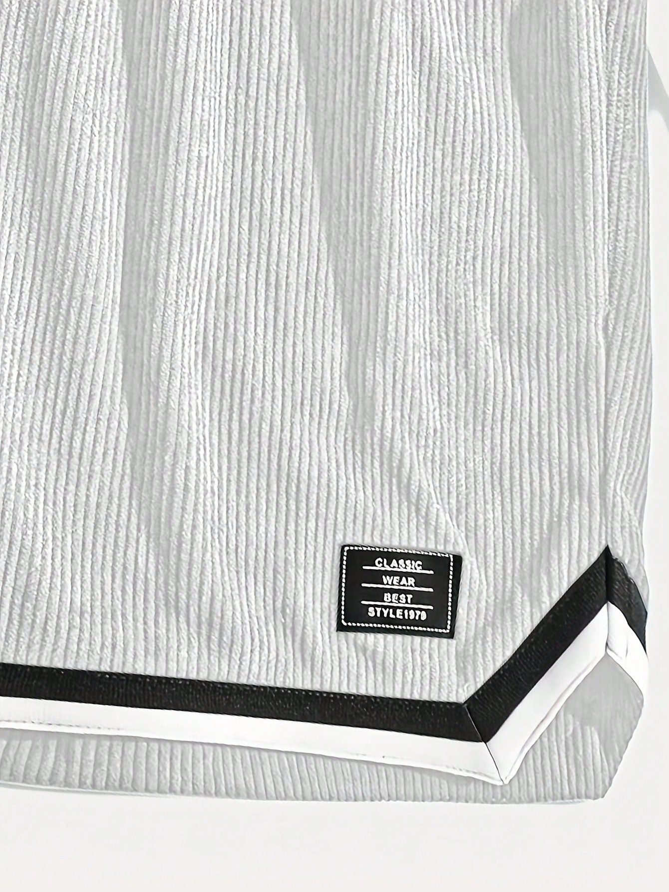 Shorts Masculino Em Veludo Cotelê Com Detalhes Contrastantes Shorts Masculino Em Veludo Cotelê Com Detalhes