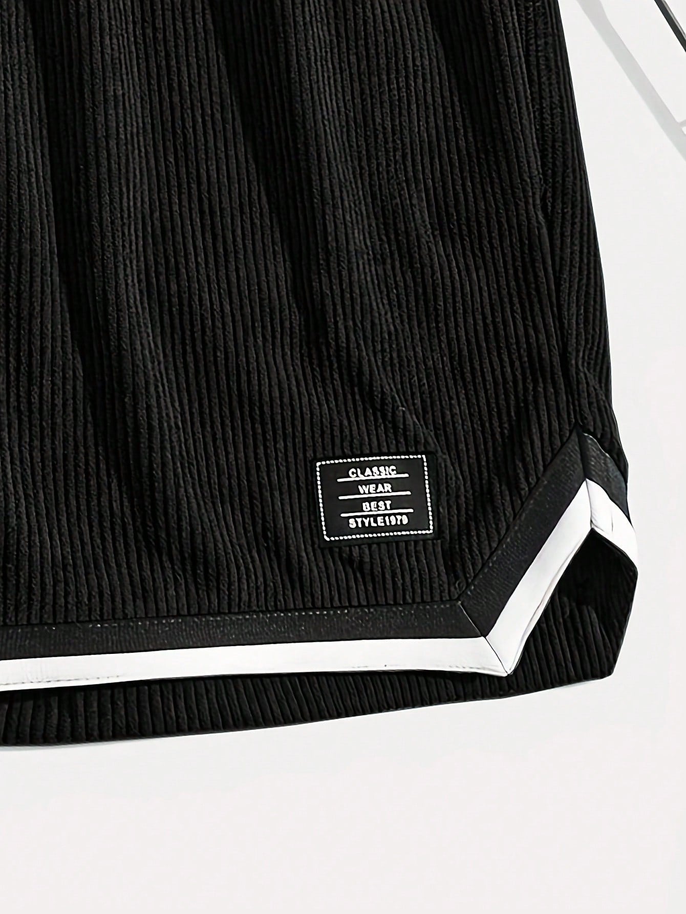 Shorts Masculino Em Veludo Cotelê Com Detalhes Contrastantes Shorts Masculino Em Veludo Cotelê Com Detalhes