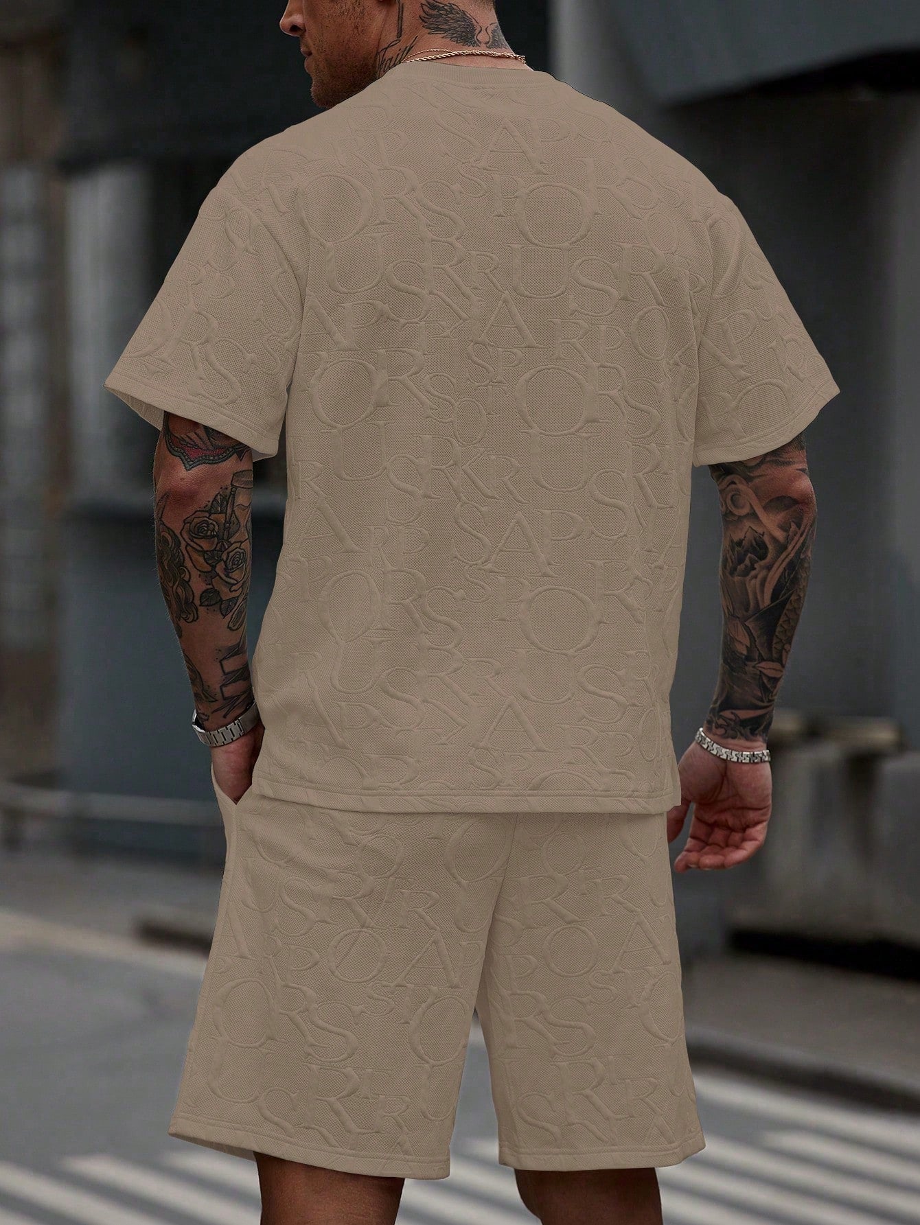 Conjunto Masculino Camiseta Lettering Relevo E Shorts Ajustáveis Conjunto Masculino Camiseta Lettering Relevo E Shorts