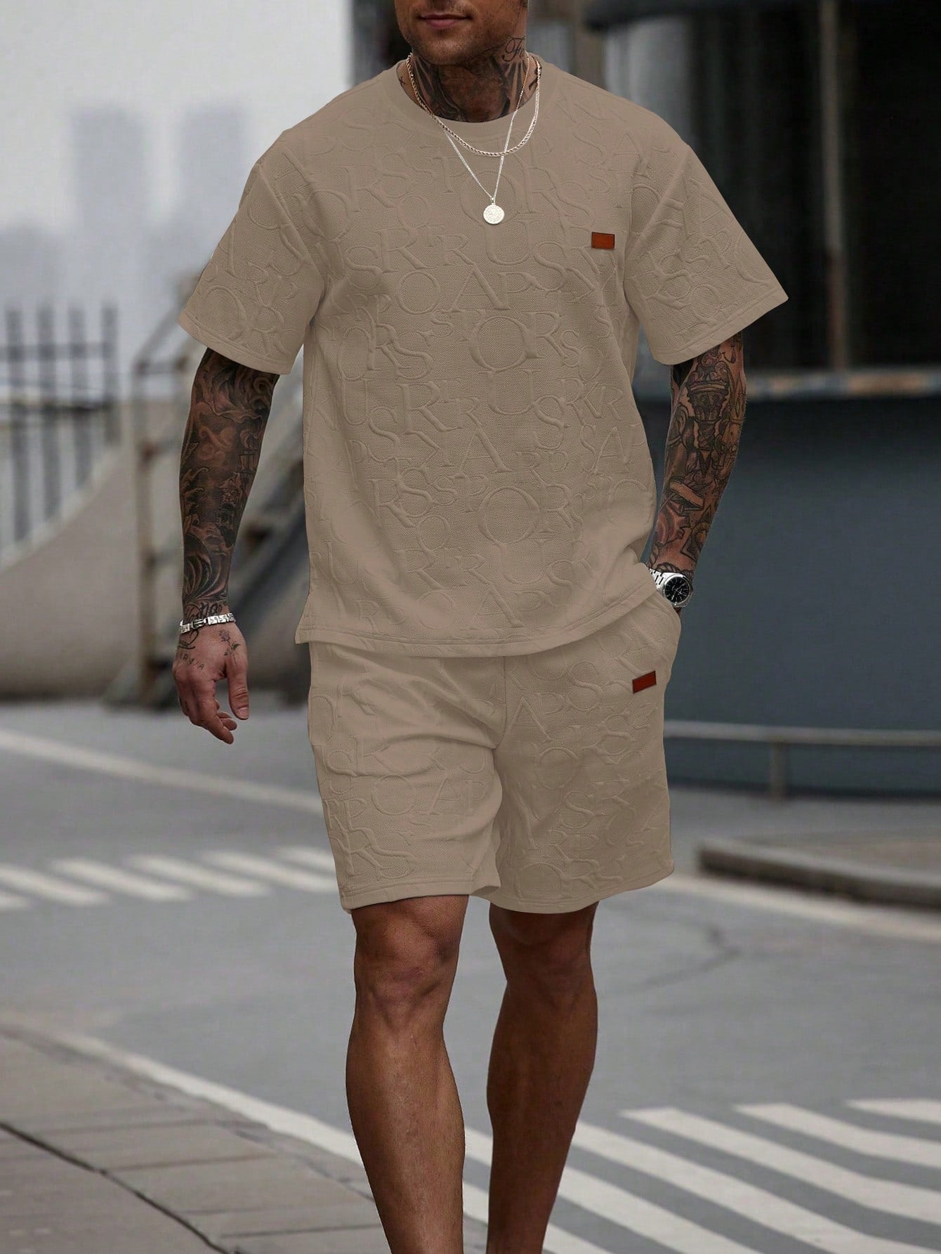 Conjunto Masculino Camiseta Lettering Relevo E Shorts Ajustáveis Conjunto Masculino Camiseta Lettering Relevo E Shorts