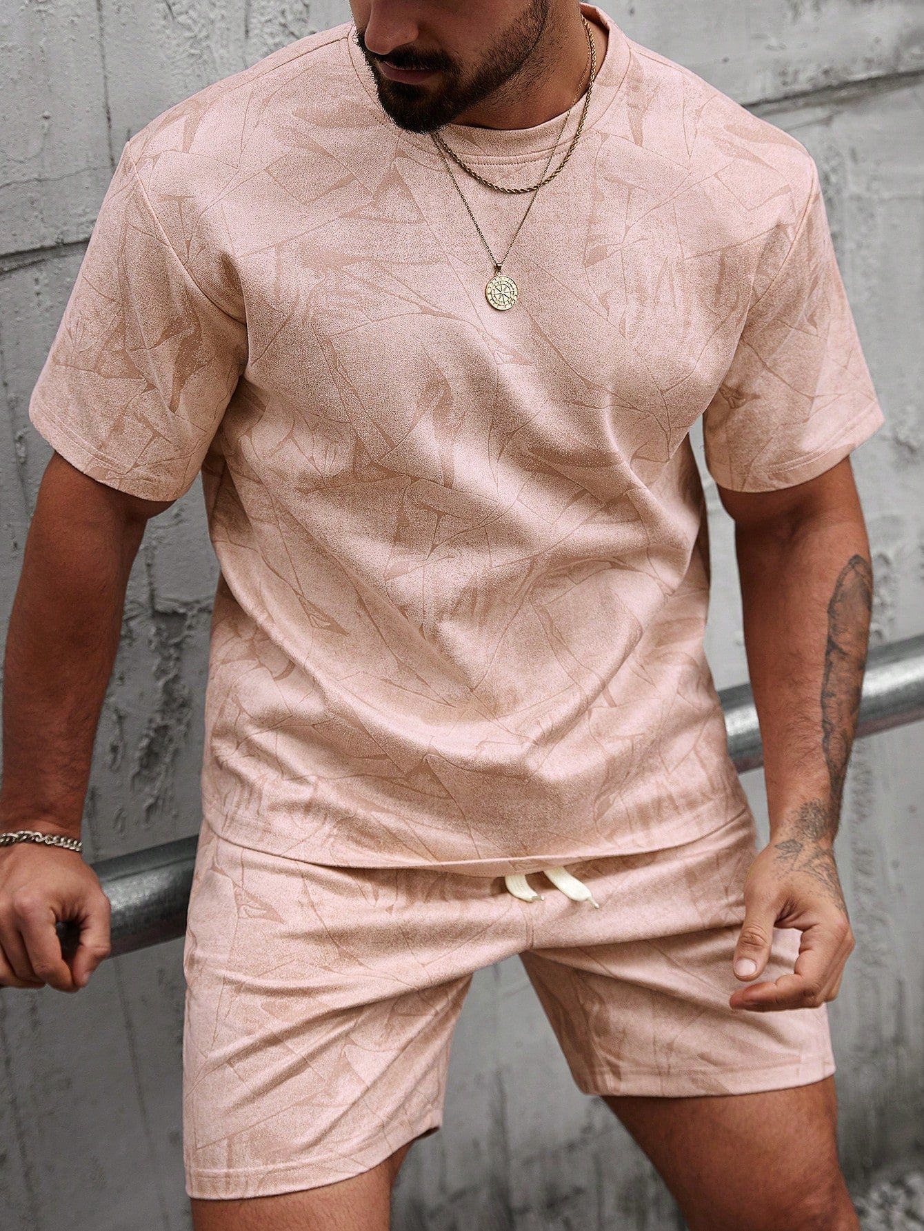 Conjunto Masculino Camiseta Estampa Total E Shorts Cós Ajustável Conjunto Masculino Camiseta Estampa Total E Shorts Cós