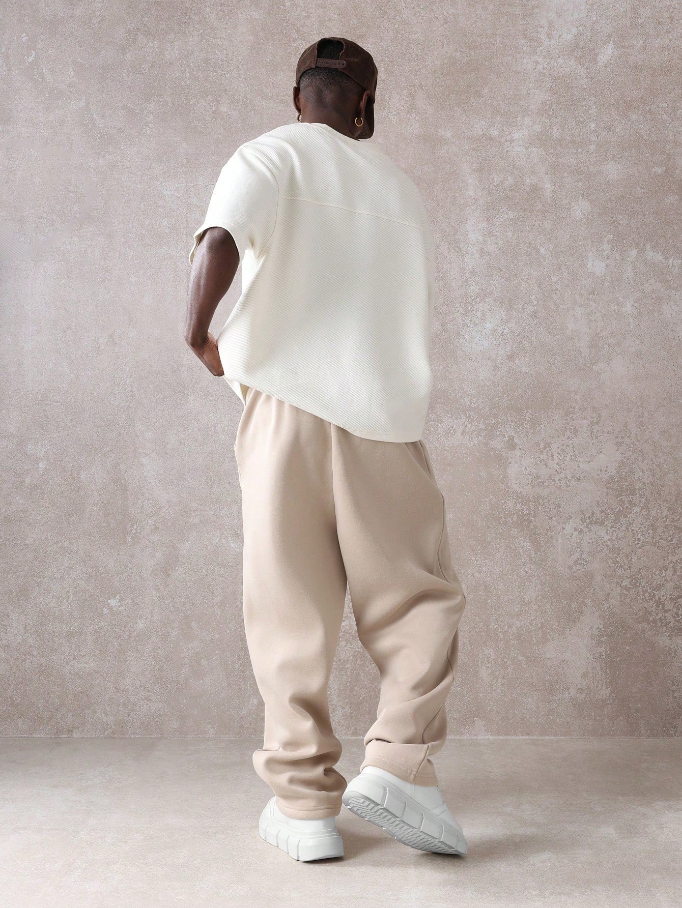 Calça Masculina Wide Leg Com Bordado Estilizado E Cós Ajustável Calça Masculina Wide Leg Com Bordado Estilizado E Cós