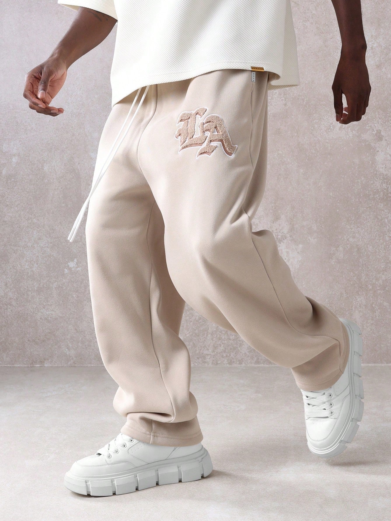 Calça Masculina Wide Leg Com Bordado Estilizado E Cós Ajustável Calça Masculina Wide Leg Com Bordado Estilizado E Cós