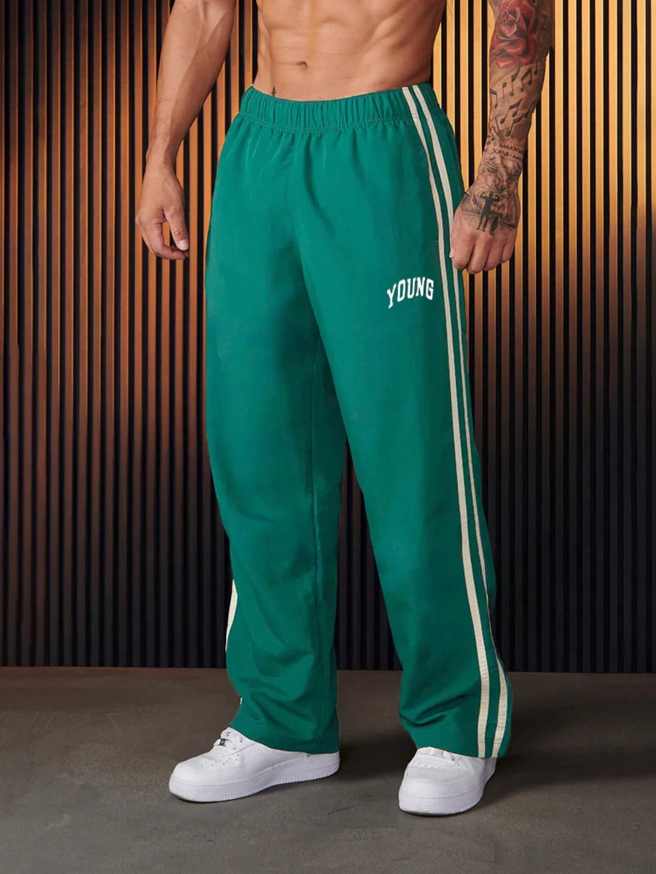 Calça Masculina Esportiva Young Com Listras Laterais Calça Masculina Esportiva Young Com Listras Laterais