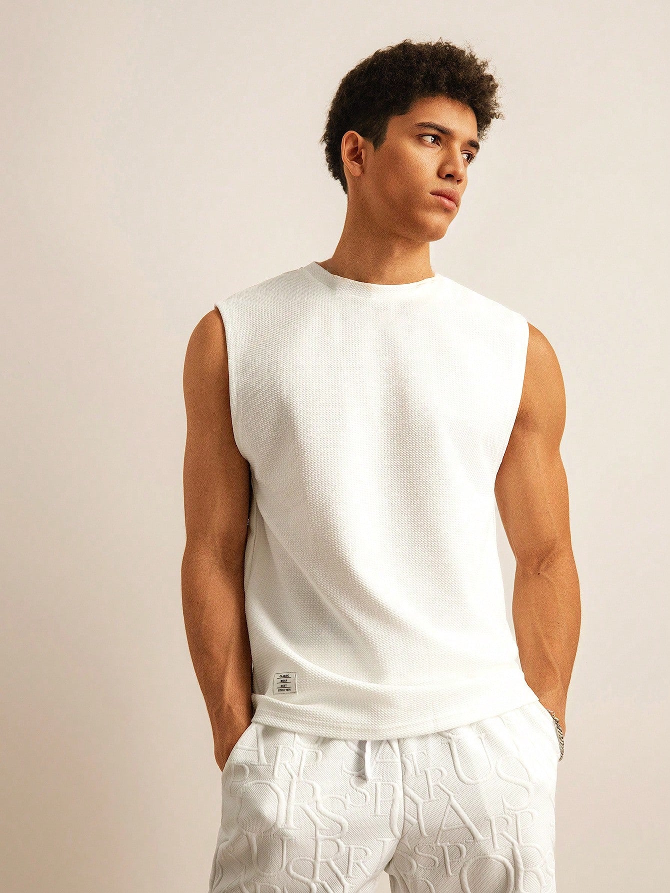 Camiseta Regata Masculina Alças Largas Detalhe Texturizado Branco / PP Camiseta Regata Masculina Alças Largas Detalhe