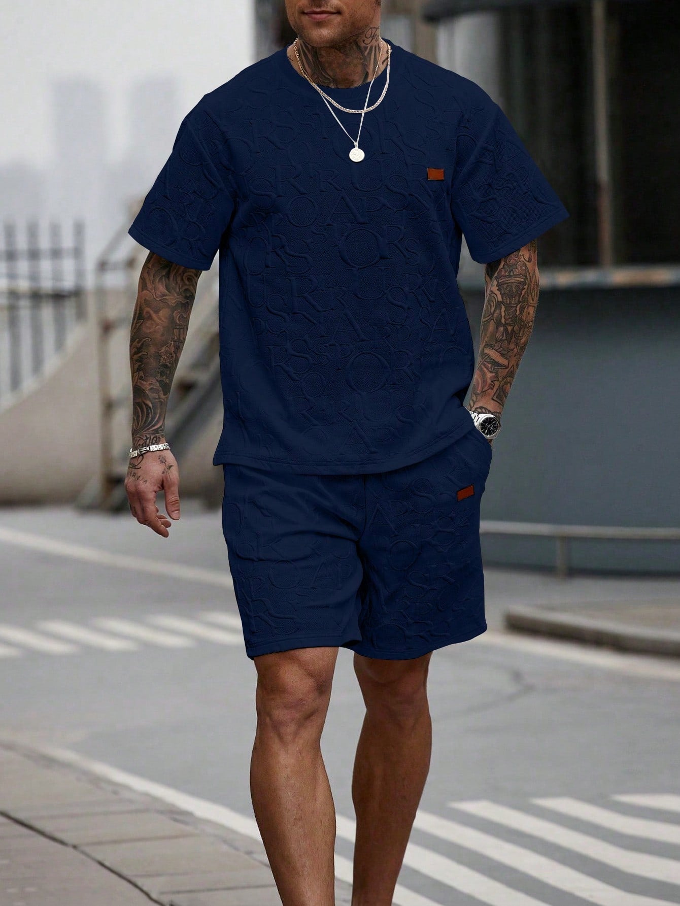 Conjunto Masculino Camiseta Lettering Relevo E Shorts Ajustáveis Conjunto Masculino Camiseta Lettering Relevo E Shorts