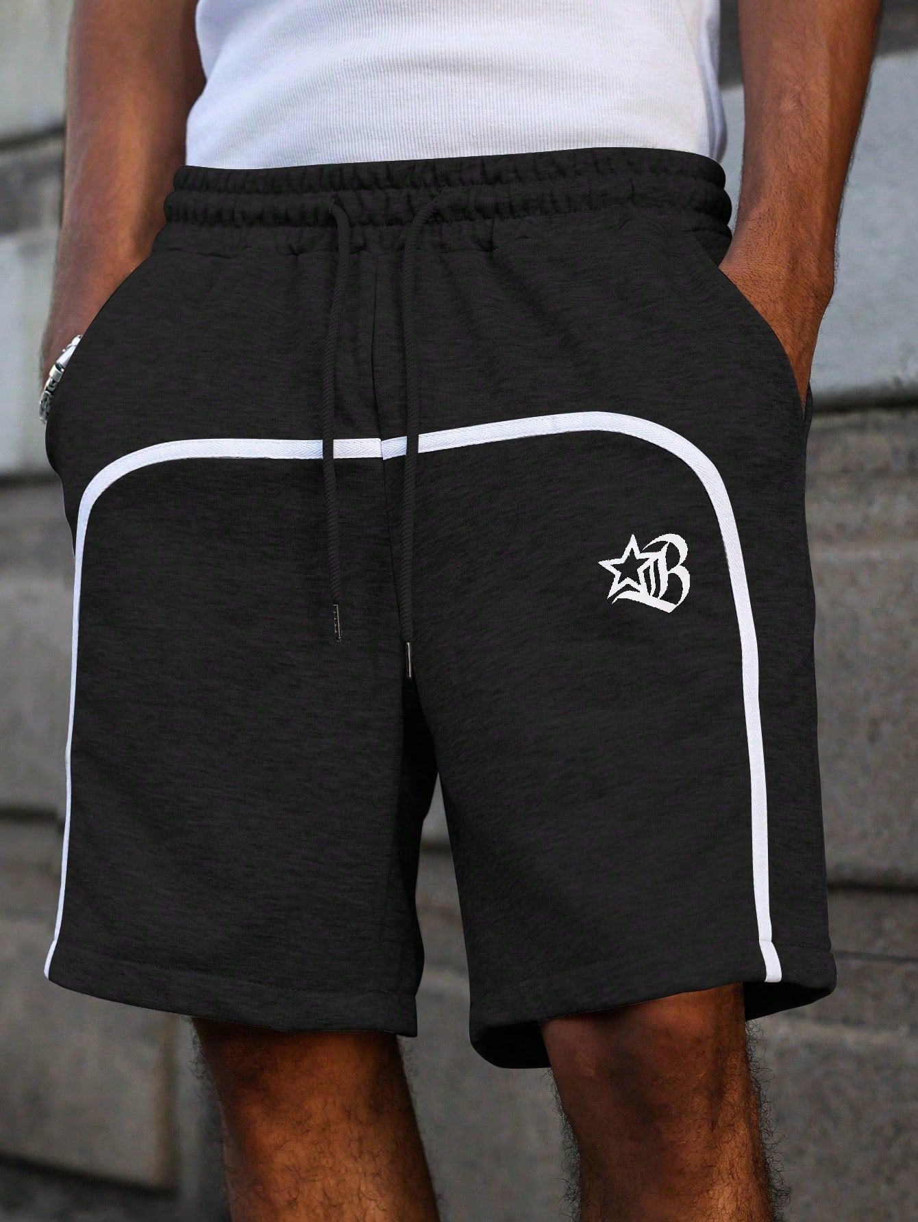 Bermuda Masculina Moletom Detalhes Contrastantes E Cós Ajustável Bermuda Masculina Moletom Detalhes Contrastantes E Cós