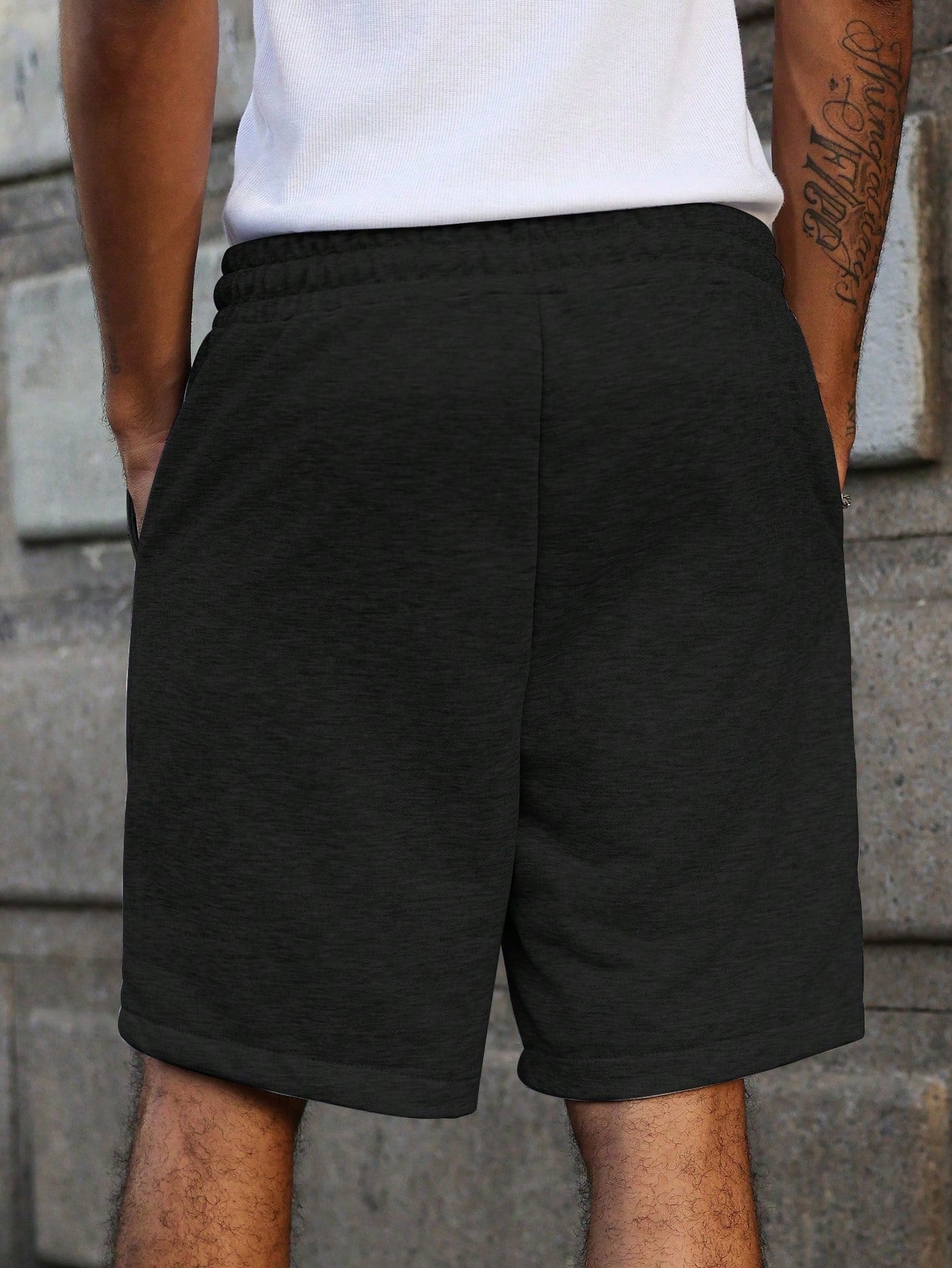 Bermuda Masculina Moletom Detalhes Contrastantes E Cós Ajustável Preto / PP Bermuda Masculina Moletom Detalhes