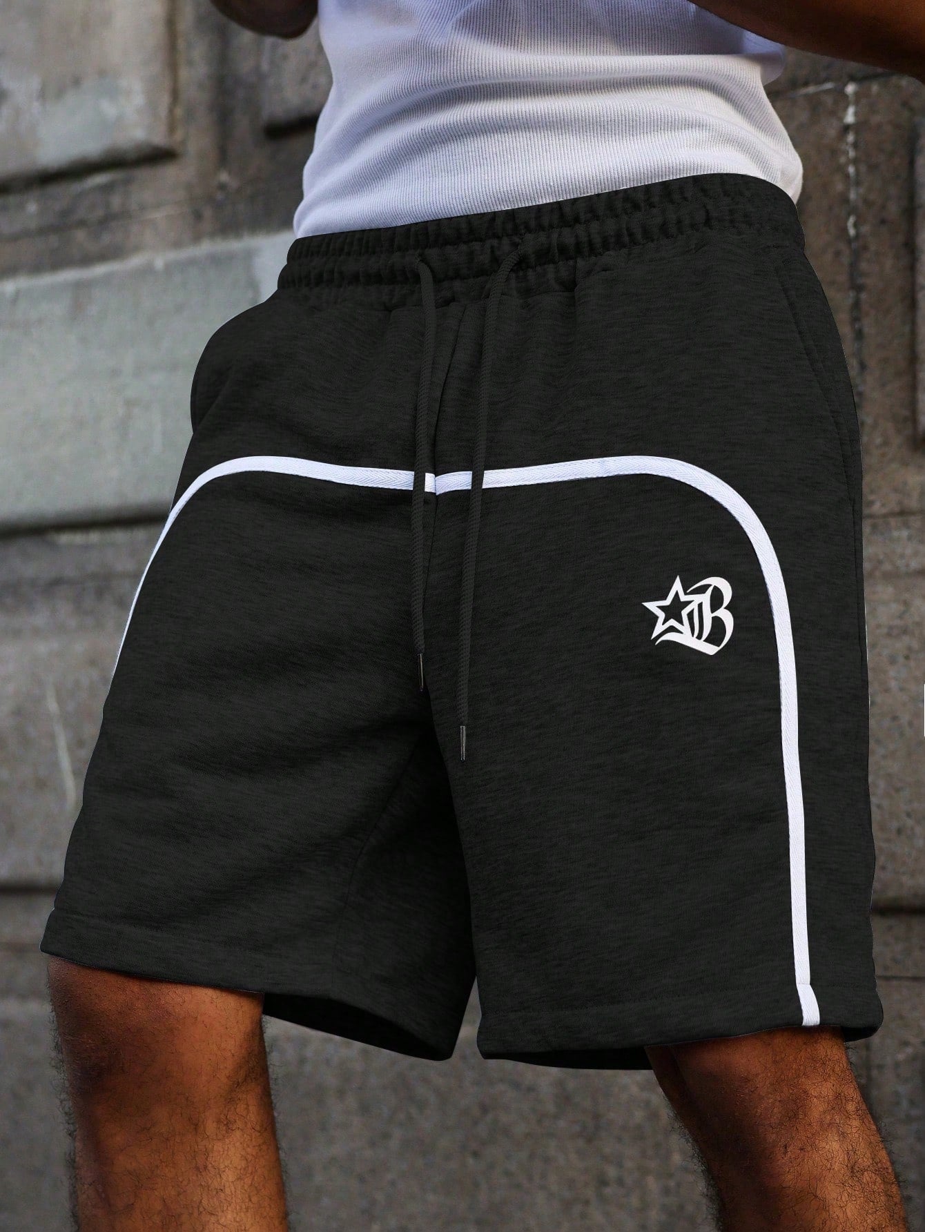 Bermuda Masculina Moletom Detalhes Contrastantes E Cós Ajustável Bermuda Masculina Moletom Detalhes Contrastantes E Cós