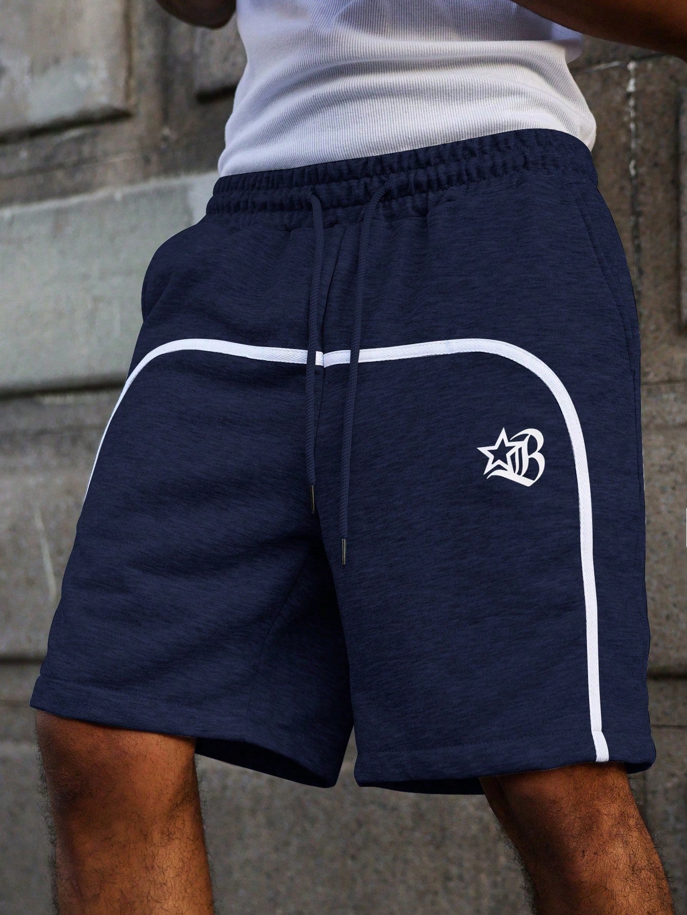 Bermuda Masculina Moletom Detalhes Contrastantes E Cós Ajustável Bermuda Masculina Moletom Detalhes Contrastantes E Cós