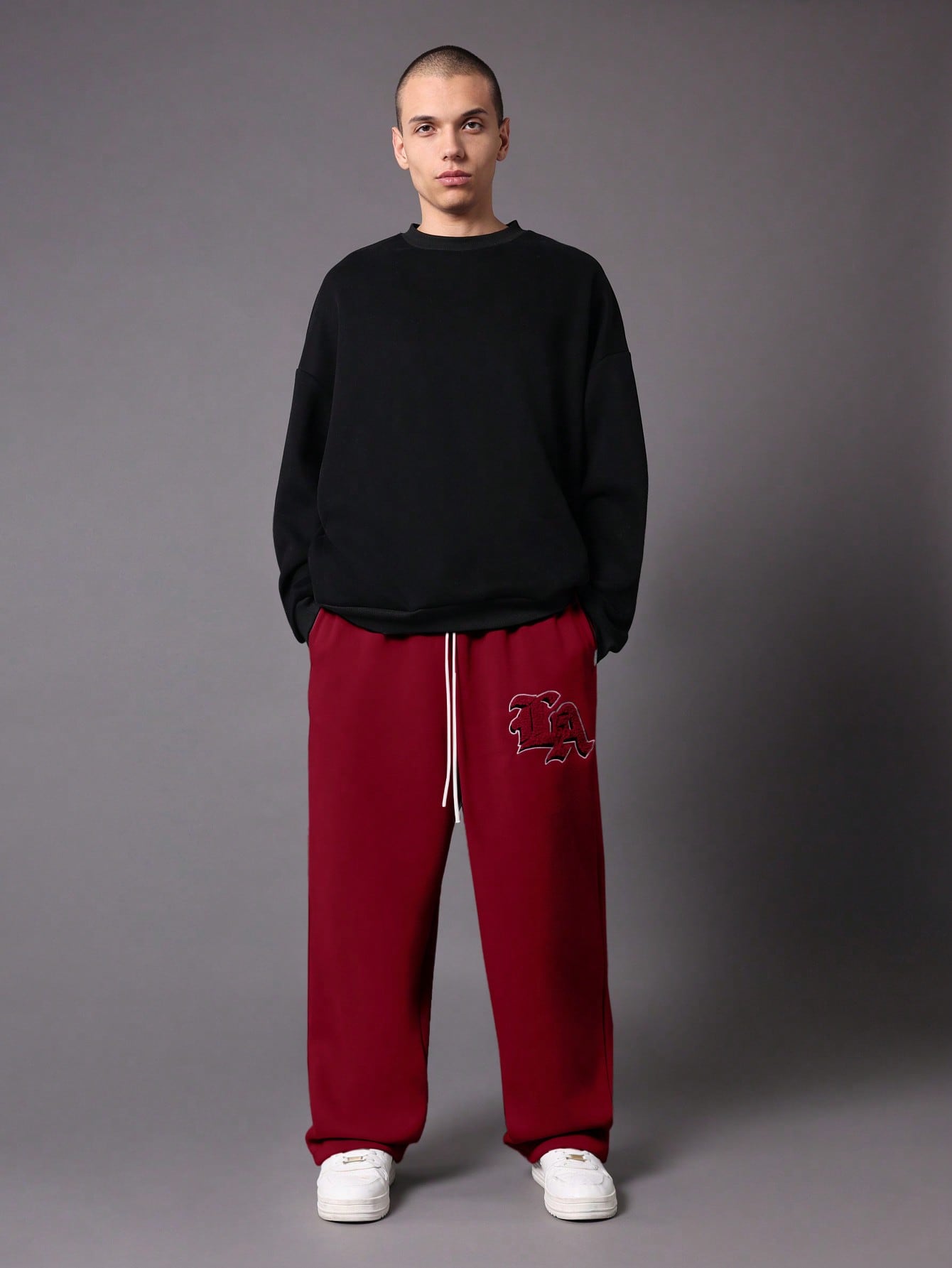 Calça Masculina Wide Leg Com Bordado Estilizado E Cós Ajustável Calça Masculina Wide Leg Com Bordado Estilizado E Cós