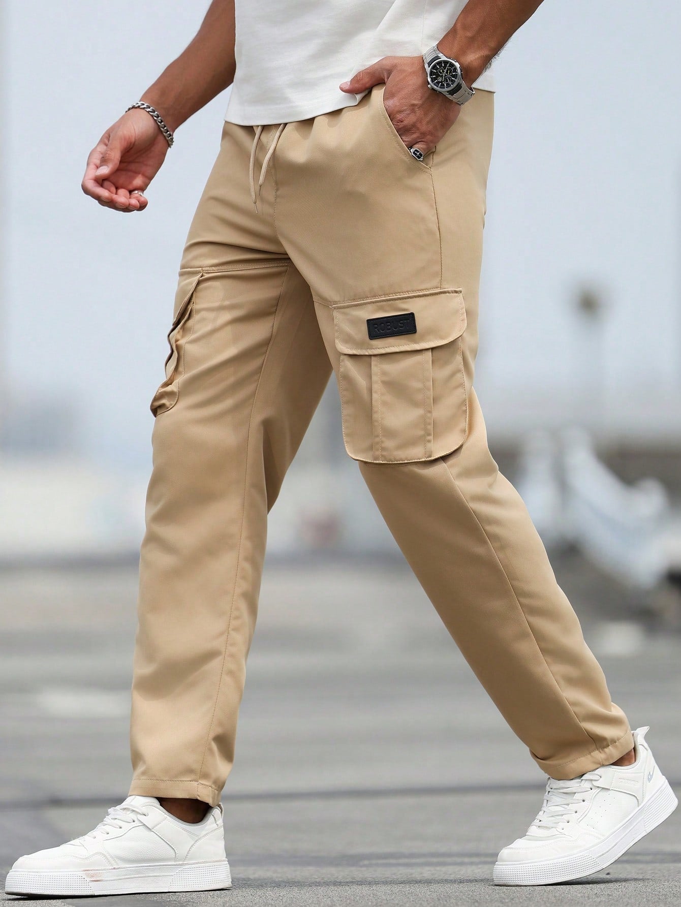 Calça Masculina Cargo Reta Com Bolsos Utilitários Caqui / PP Calça Masculina Cargo Reta Com Bolsos Utilitários