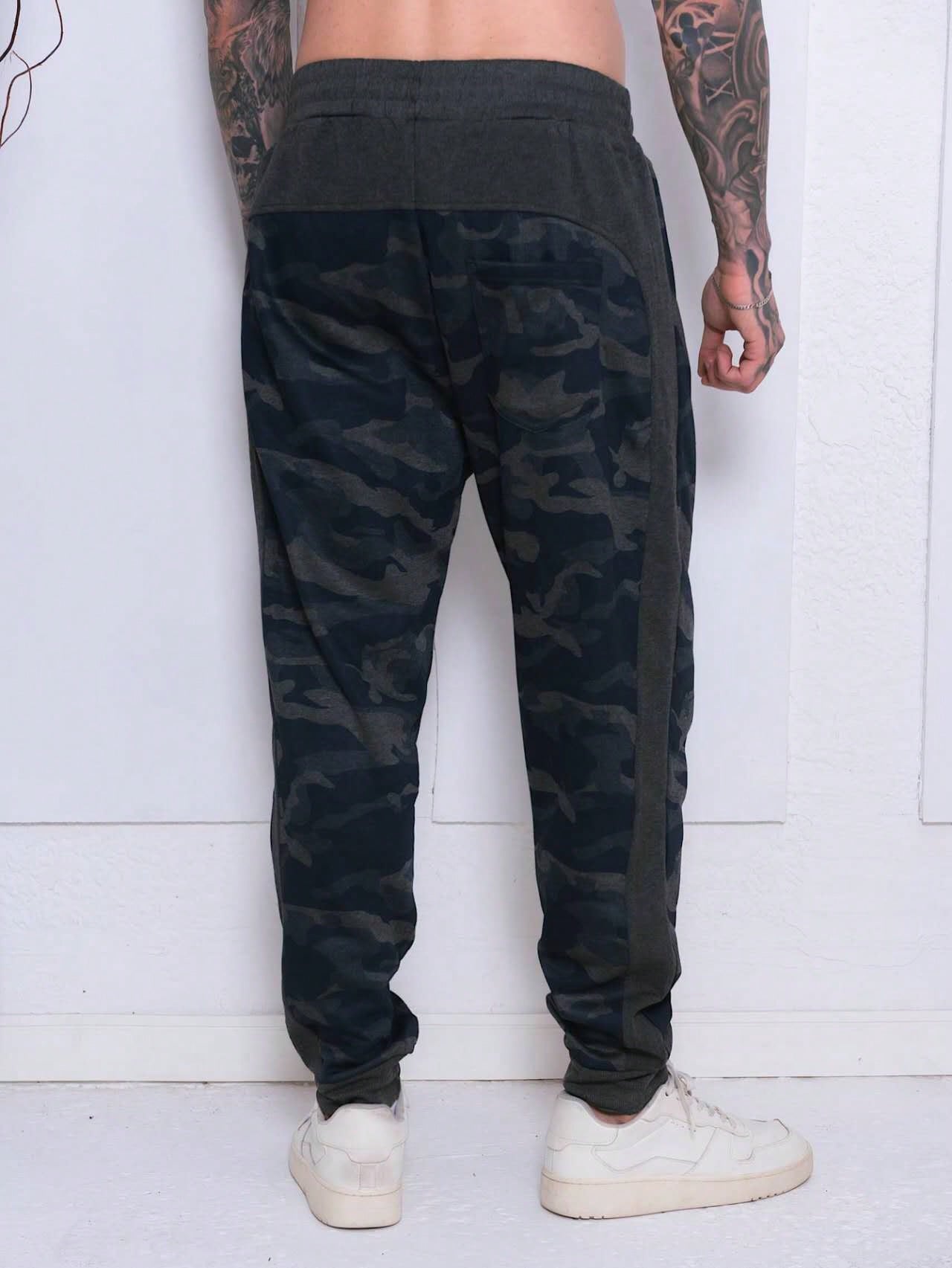 Calça Masculina Jogger Camuflada Com Cós Ajustável Calça Masculina Jogger Camuflada Com Cós Ajustável