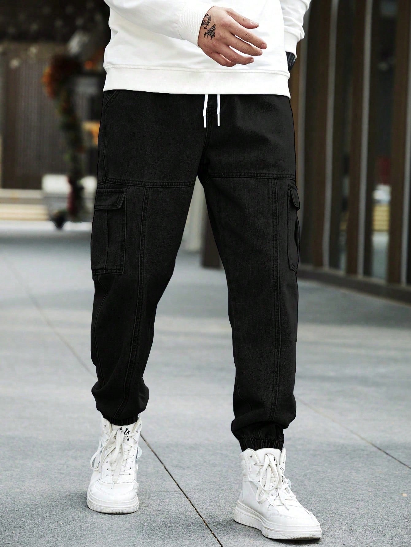 Calça Masculina Cargo Jogger Com Bolsos Laterais E Cordão Ajustável Calça Masculina Cargo Jogger Com Bolsos Laterais E