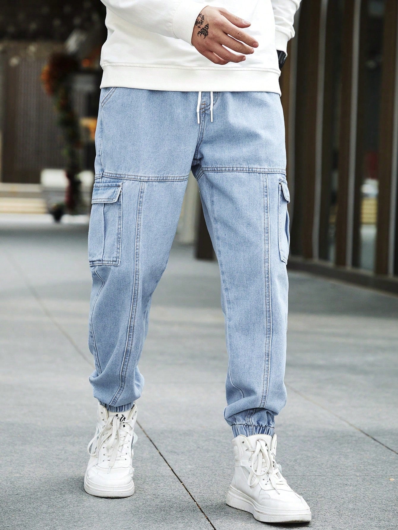 Calça Masculina Cargo Jogger Com Bolsos Laterais E Cordão Ajustável Calça Masculina Cargo Jogger Com Bolsos Laterais E