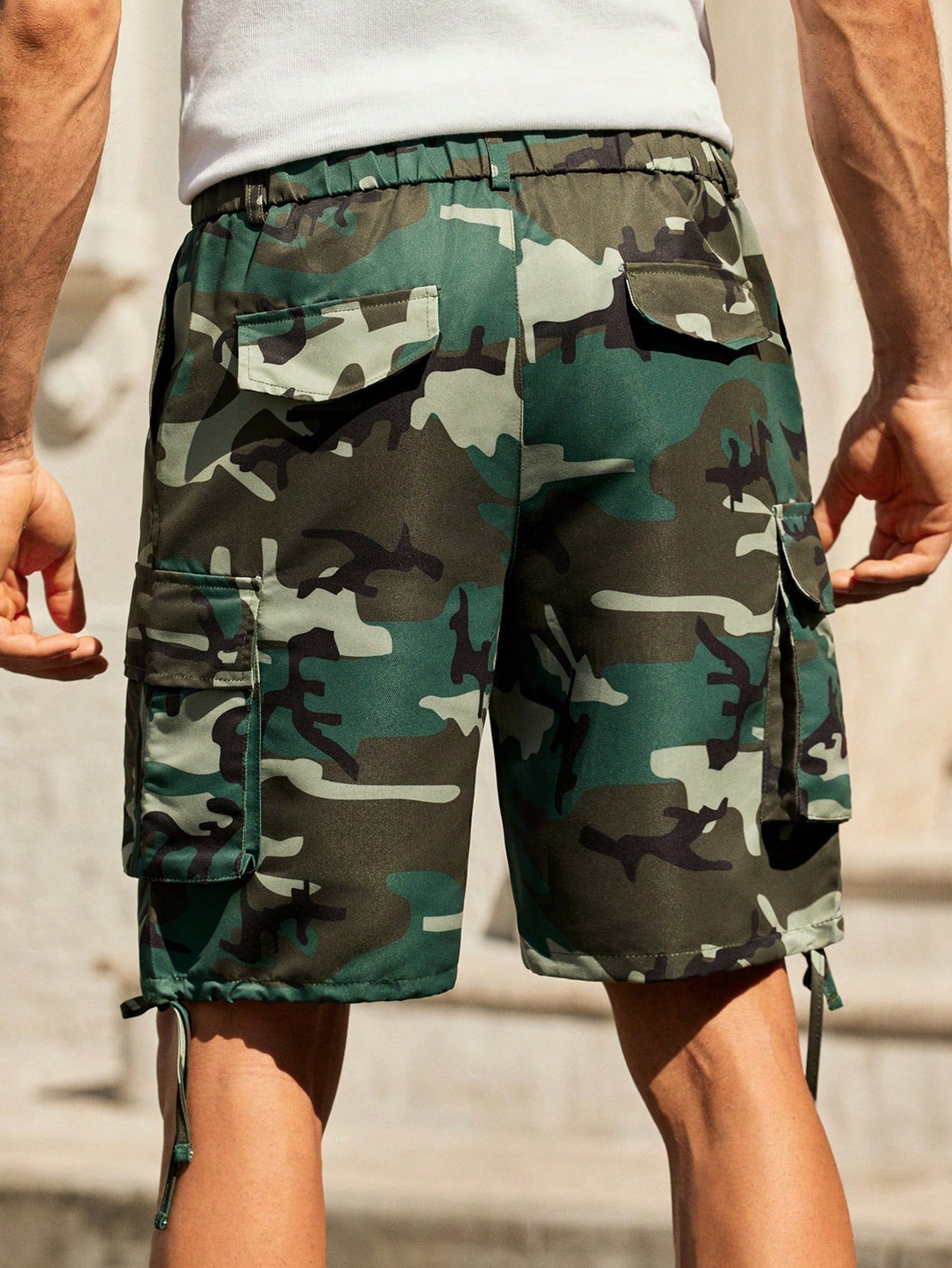 Shorts Masculino Cargo Camuflado Com Bolsos Laterais Utilitários Shorts Masculino Cargo Camuflado Com Bolsos Laterais
