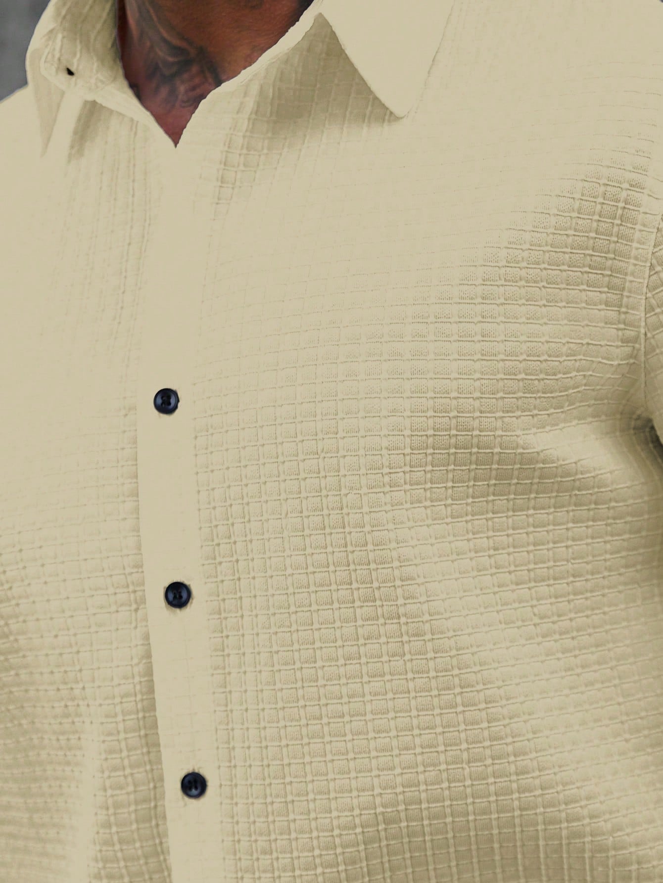 Camisa Masculina De Botão Textura Minimalista Botões Contrastantes Camisa Masculina De Botão Textura Minimalista Botões