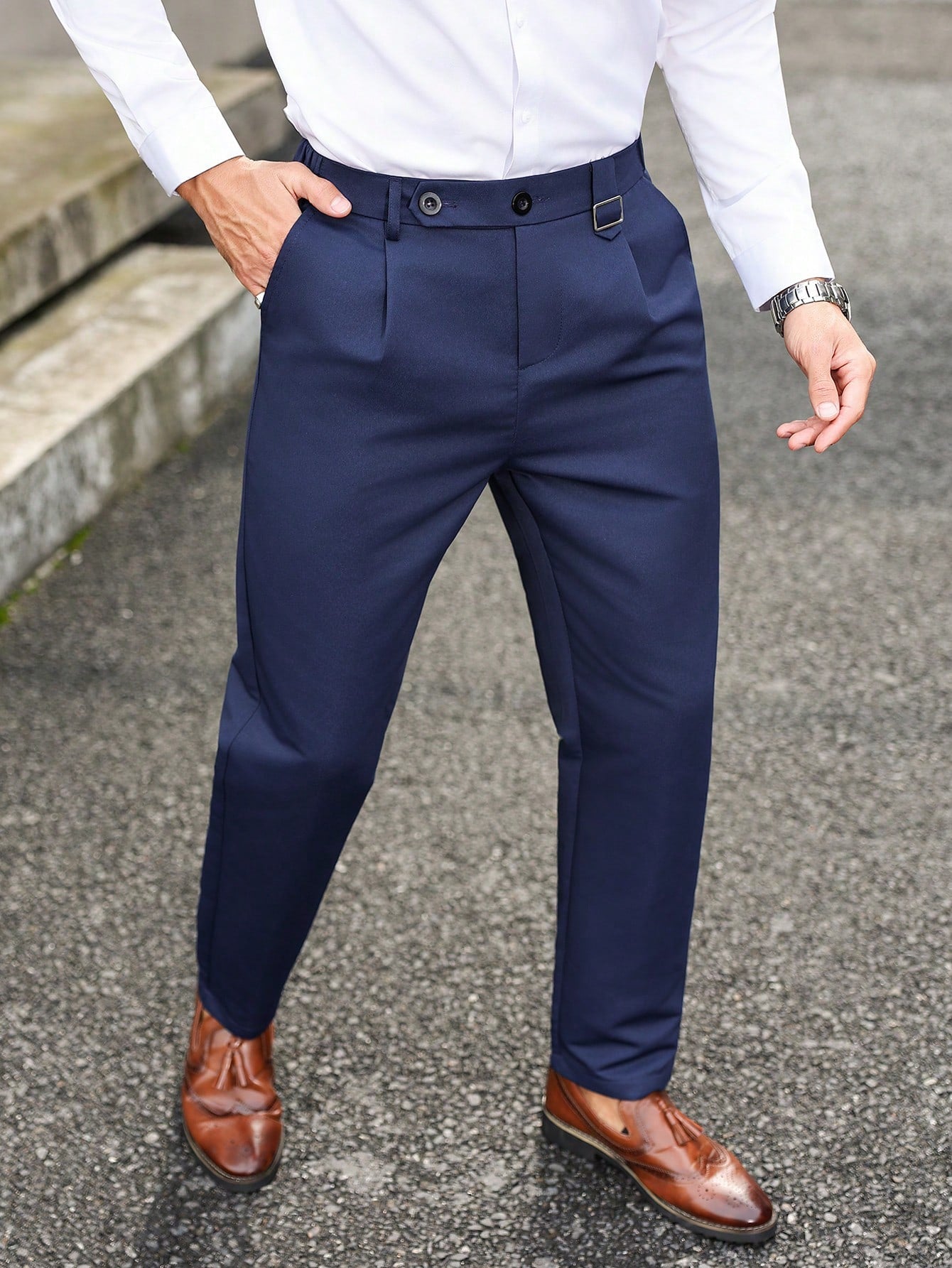 Calça Masculina Alfaiataria Com Pregas Frontais E Cinto Integrado Calça Masculina Alfaiataria Com Pregas Frontais E